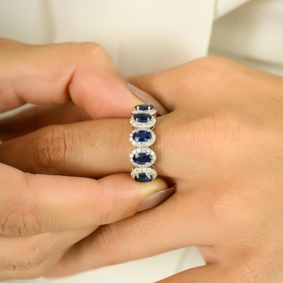 En vente :  Demi alliance en or blanc 14k avec saphir bleu véritable et diamants en halo 2