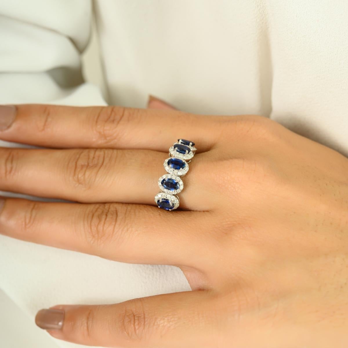 En vente :  Demi alliance en or blanc 14k avec saphir bleu véritable et diamants en halo 4