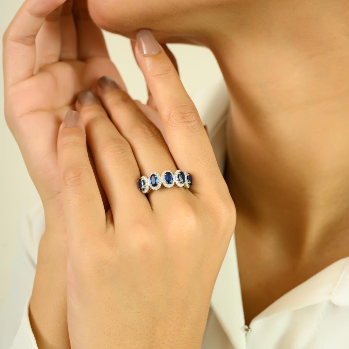 En vente :  Demi alliance en or blanc 14k avec saphir bleu véritable et diamants en halo 6