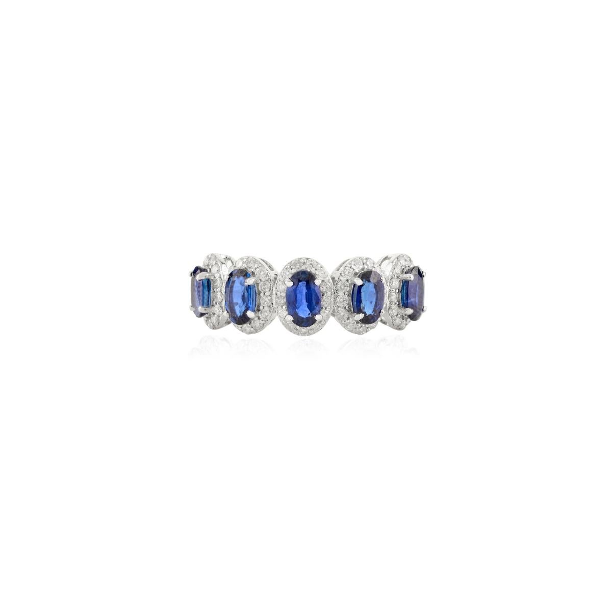 En vente :  Demi alliance en or blanc 14k avec saphir bleu véritable et diamants en halo 7