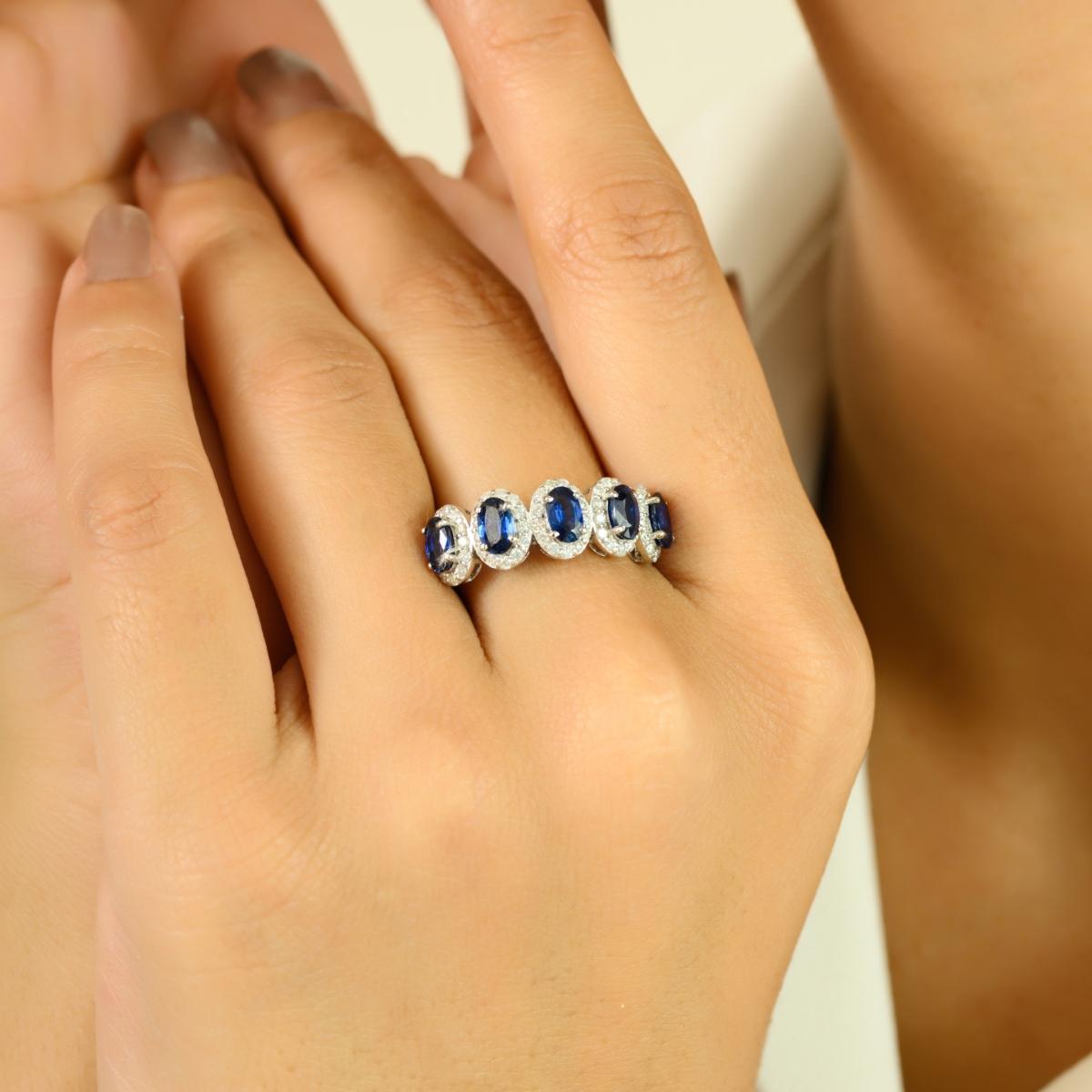 En vente :  Demi alliance en or blanc 14k avec saphir bleu véritable et diamants en halo 8