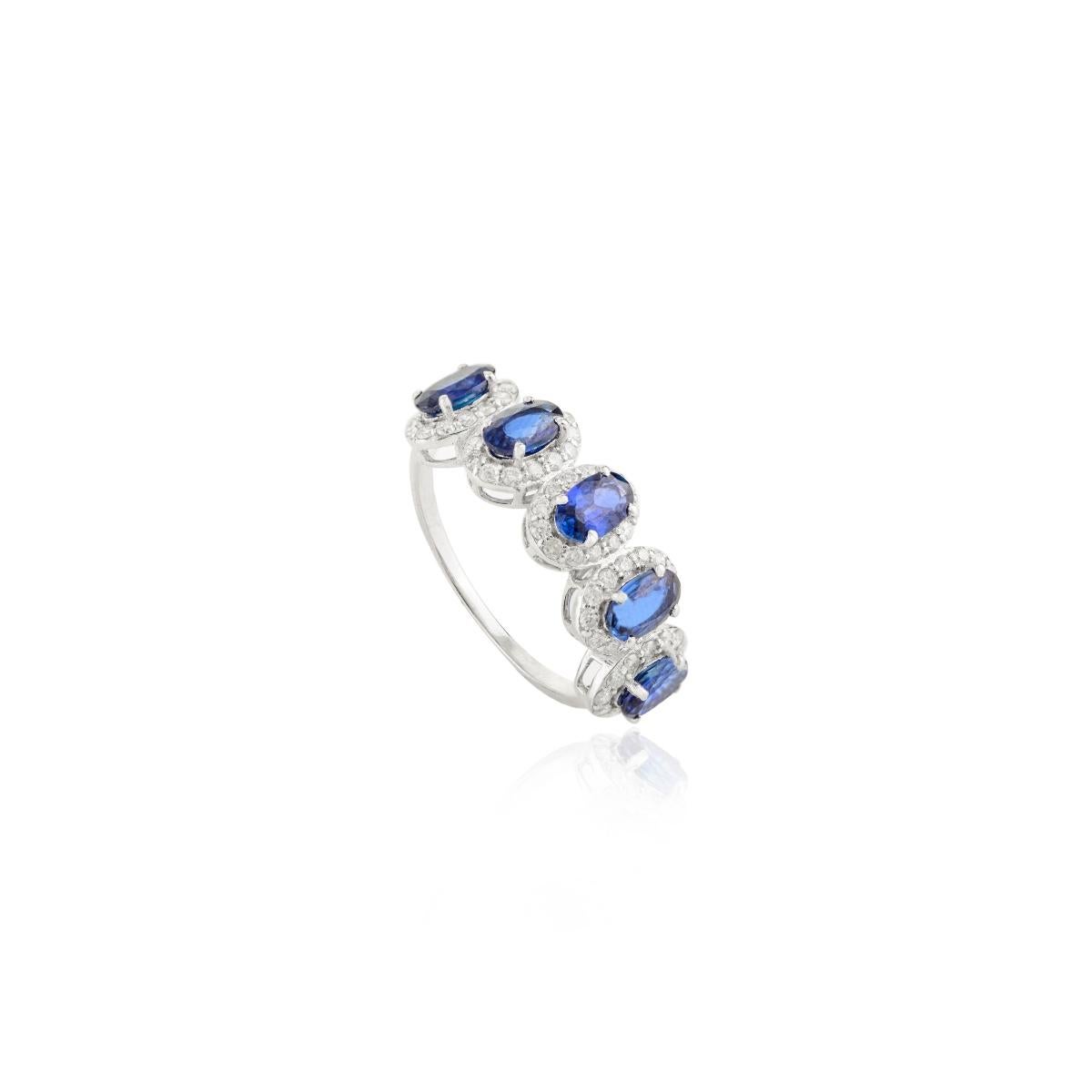En vente :  Demi alliance en or blanc 14k avec saphir bleu véritable et diamants en halo 9