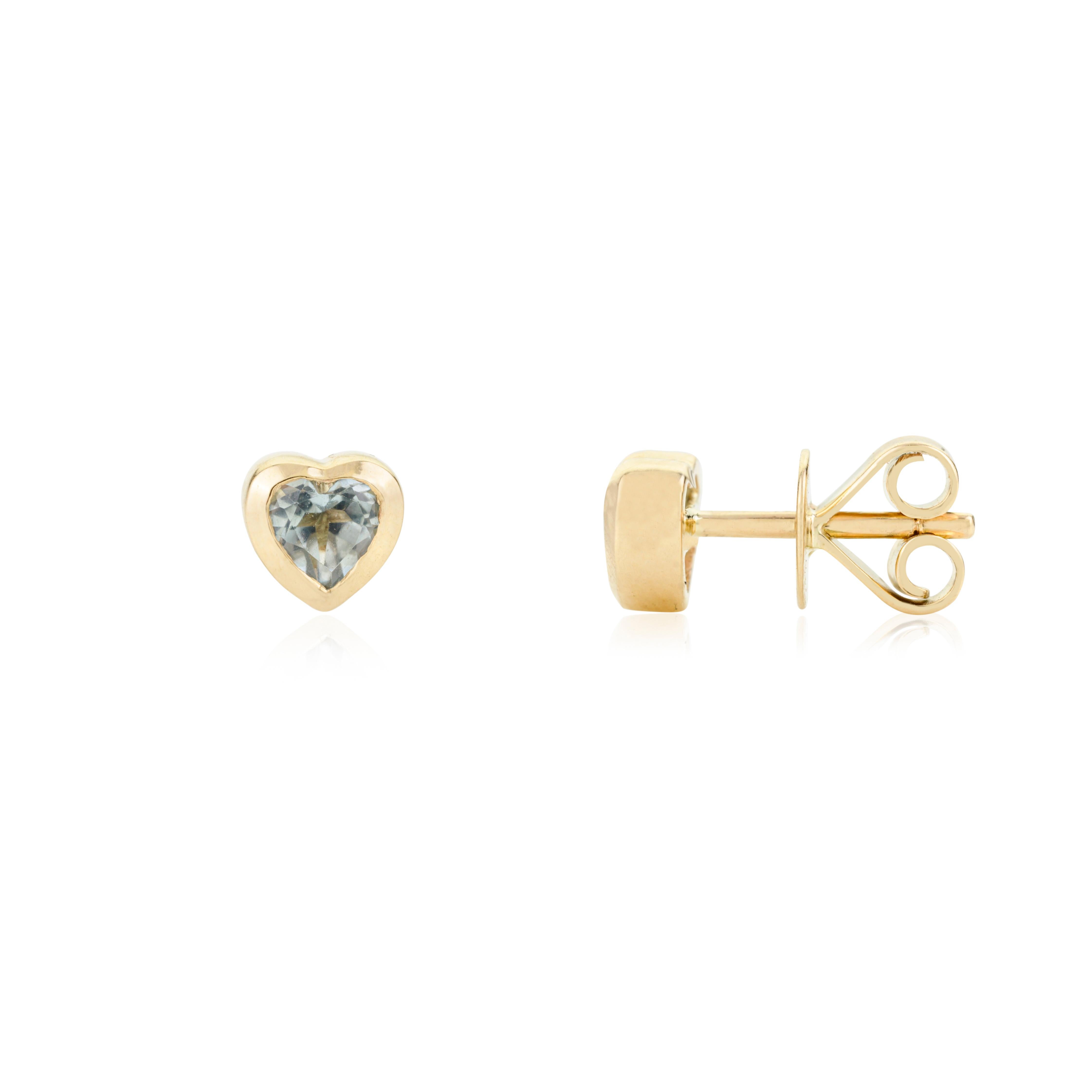 Moderne Clous d'oreilles en forme de cœur en or jaune 14 carats avec topaze bleue véritable pour femmes en vente