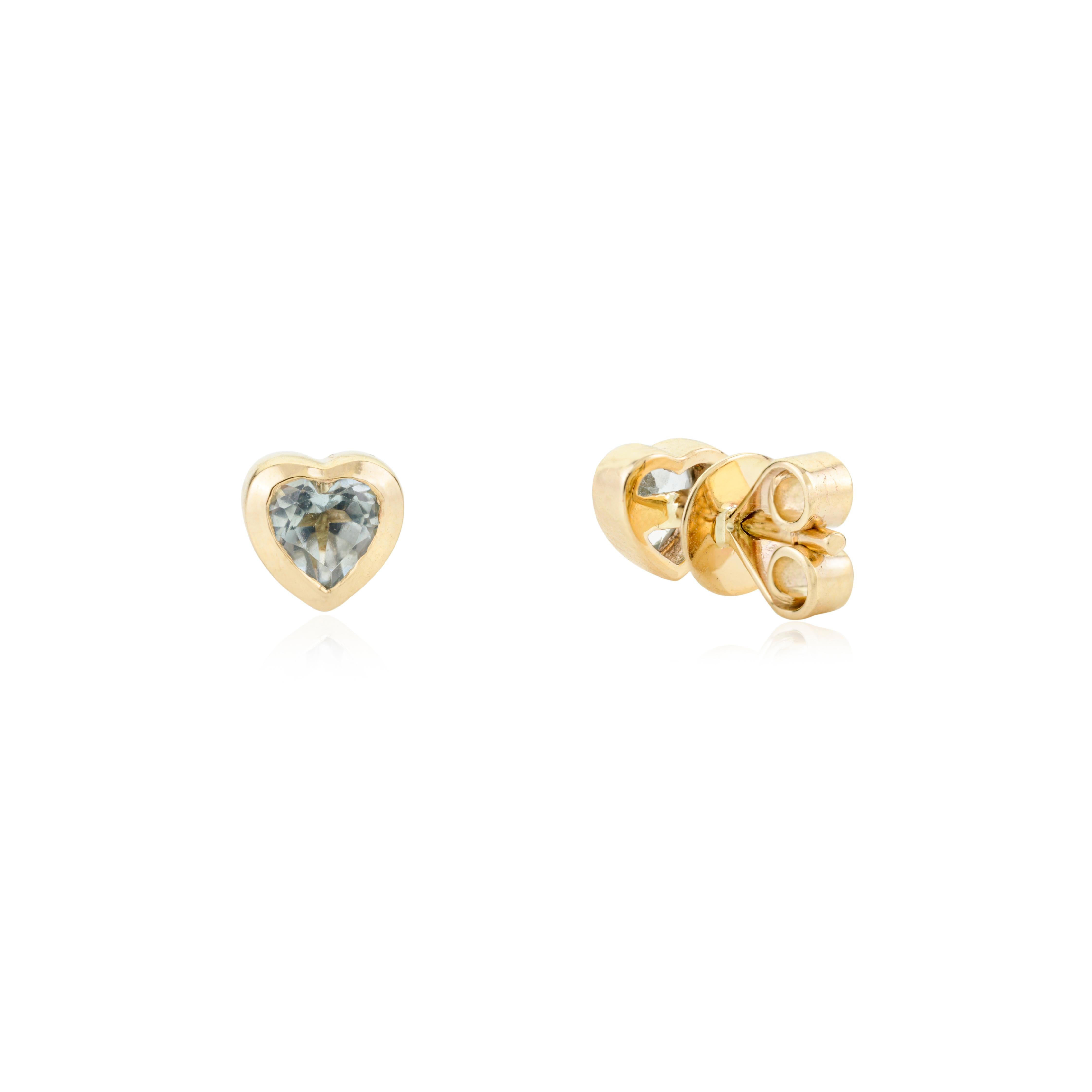 Clous d'oreilles en forme de cœur en or jaune 14 carats avec topaze bleue véritable pour femmes Neuf - En vente à New York, NY