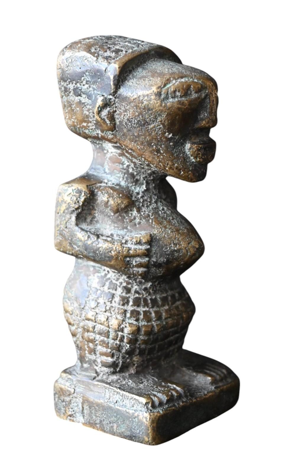 Véritable figurine de la tribu Songye RD Congo coulée en laiton datant du début au milieu du 20ème siècle.
Le moulage est fait dans le sable et la figurine n'a jamais été nettoyée ou polie.
Patine tribale
Hauteur 10.2 cm