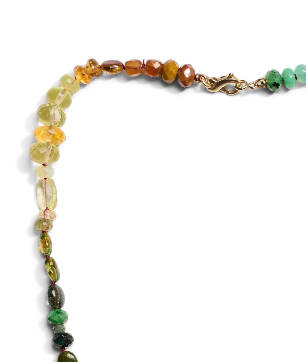 Perle Collier en or jaune avec rubis de Birmanie et breloques de tourmalines sculptées à la main en vente
