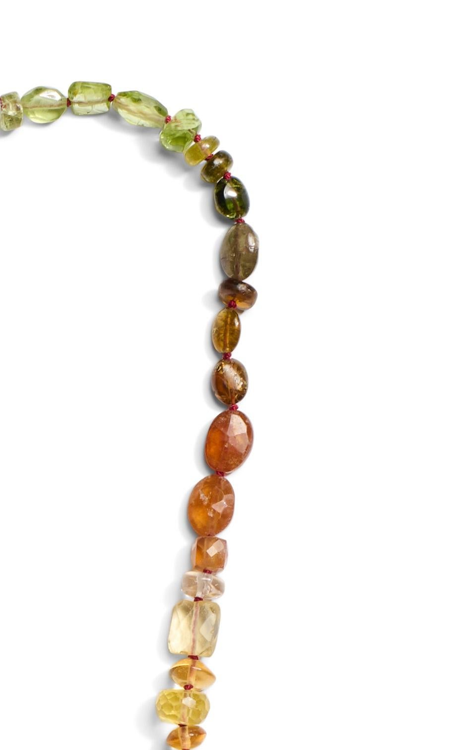 Collier en or jaune avec rubis de Birmanie et breloques de tourmalines sculptées à la main Neuf - En vente à GOES, NL