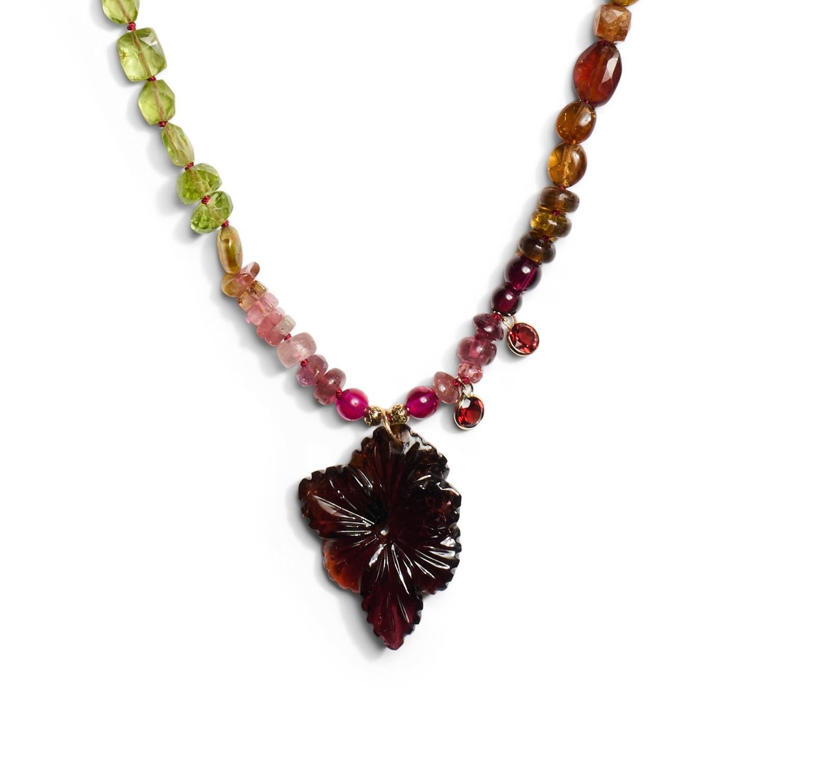 Collier en or jaune avec rubis de Birmanie et breloques de tourmalines sculptées à la main Pour femmes en vente