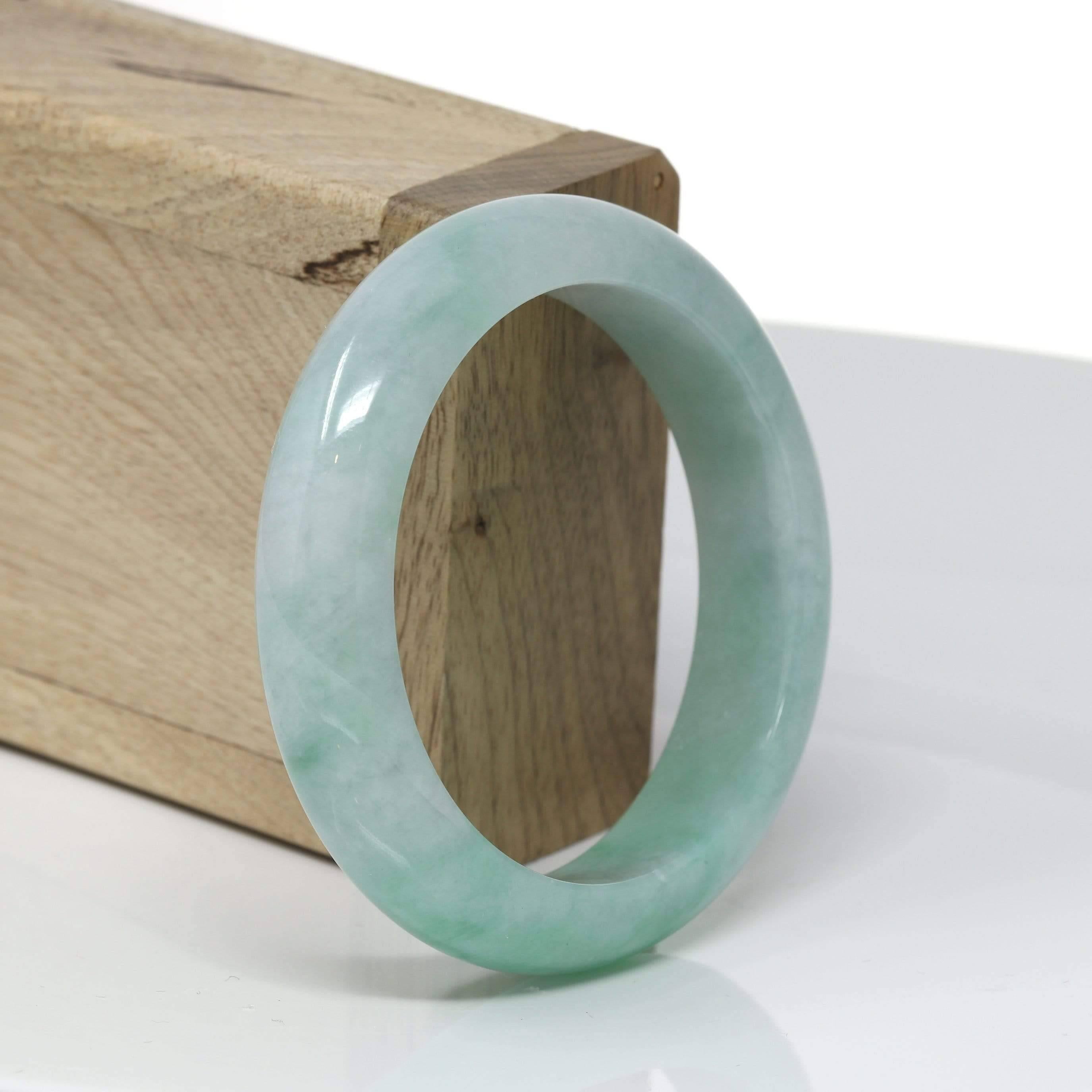 * DETAILS--- Ce bracelet en jadéite birmane naturelle de haute qualité est d'un beau vert pomme sur toute sa surface, comme le montrent les photos. La texture et la couleur sont très homogènes sur l'ensemble du bracelet, qui est très translucide à