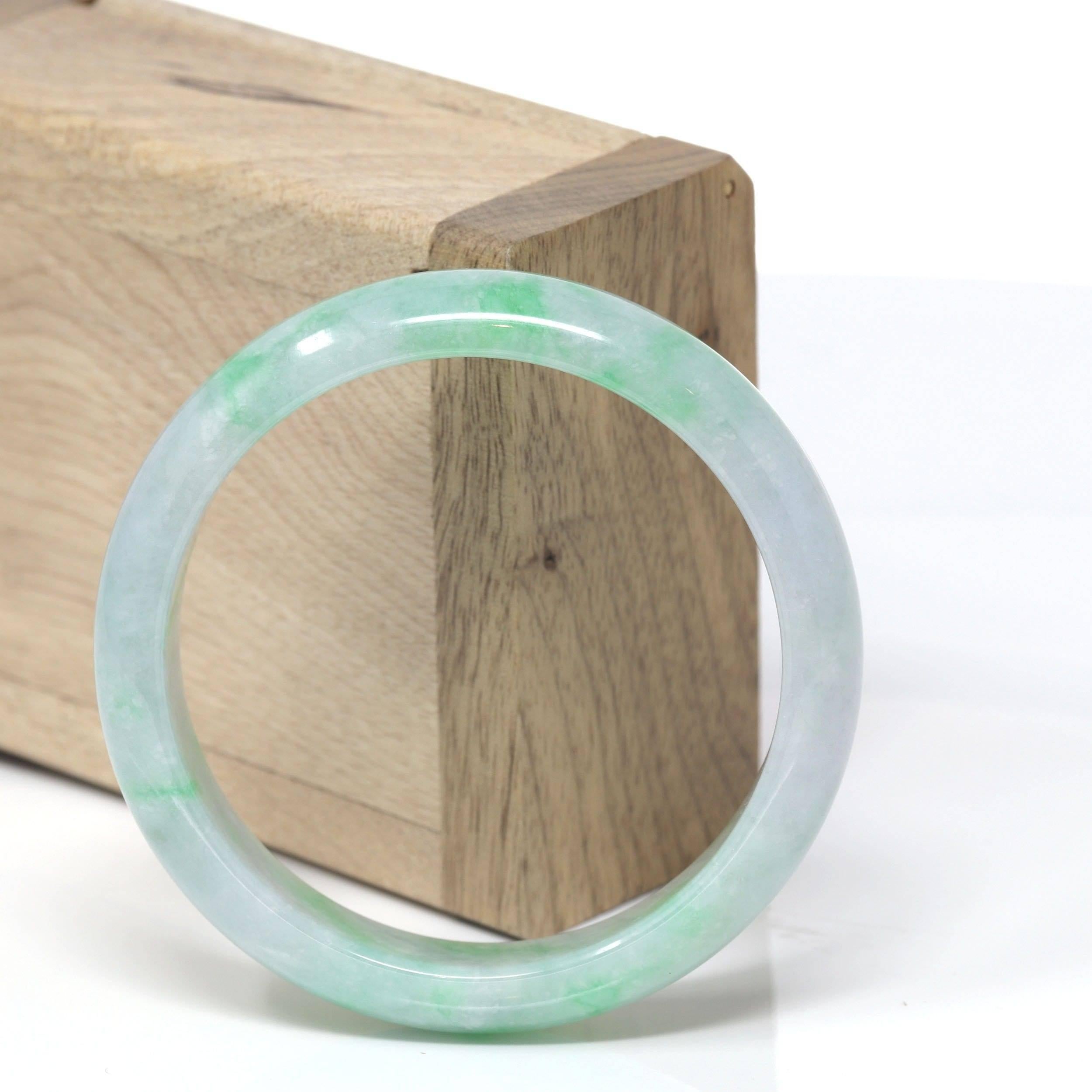 * DETAILS--- Echtes burmesisches Jadeit-Jade-Armband. Dieser Armreif ist aus echter eisgrüner burmesischer Jadeit-Jade von hoher Qualität gefertigt. Die Jadetextur ist transparent mit grünen und lavendelfarbenen Einschlüssen. Die grüne Farbe und die