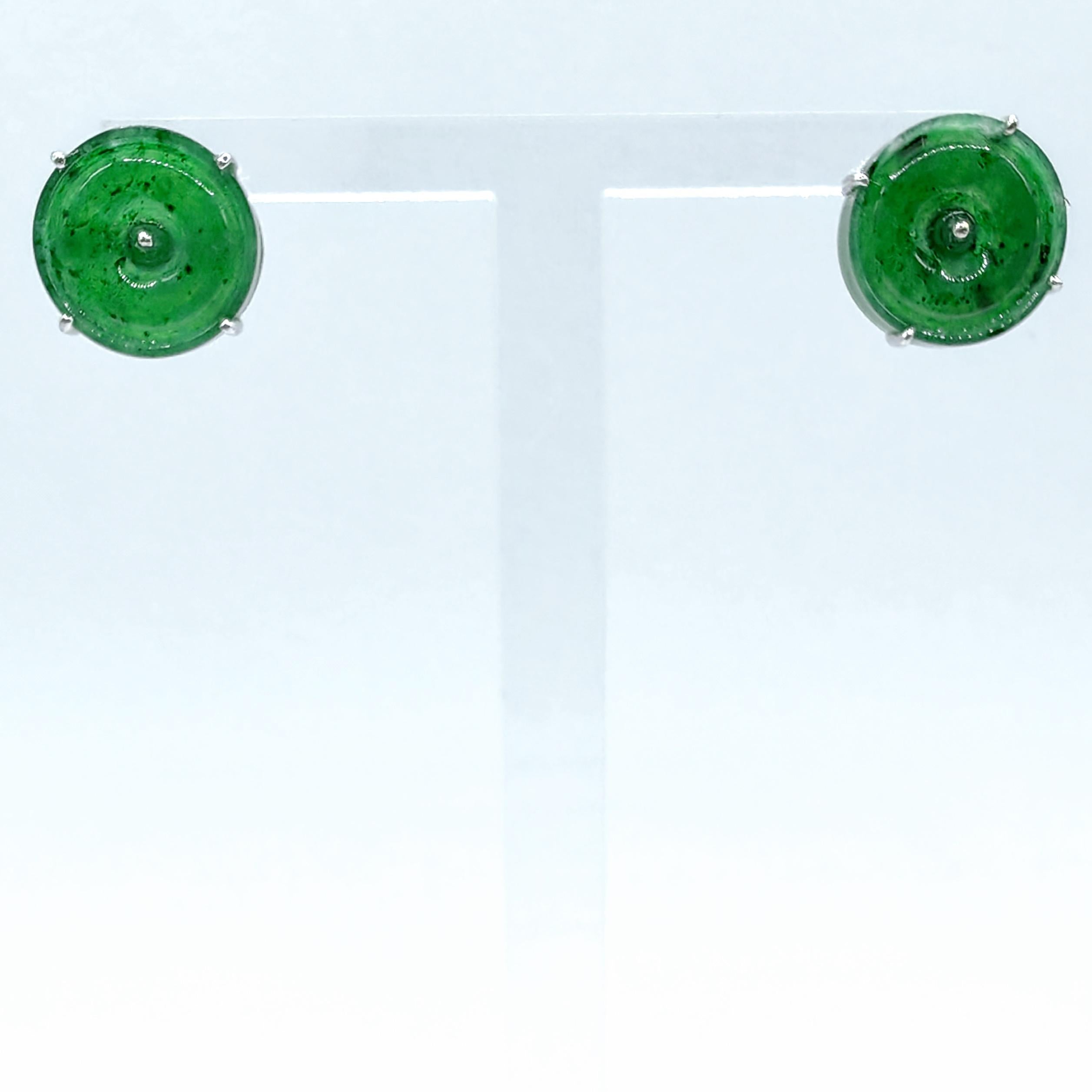 Questi affascinanti orecchini con perno sono caratterizzati da due splendidi dischi di pace a ciambella di autentica giadeite verde ghiaccio birmana, ognuno dei quali irradia il vibrante colore verde e la notevole traslucenza che caratterizzano la