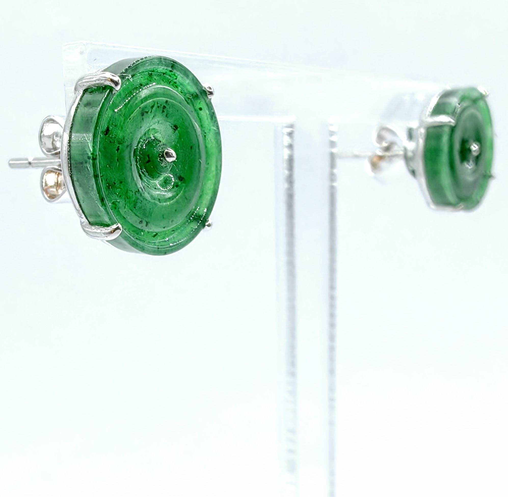 Contemporaneo Orecchini con perno in giadeite birmana autentica, verde ghiaccio e ciambella di pace, in oro bianco 18 carati in vendita