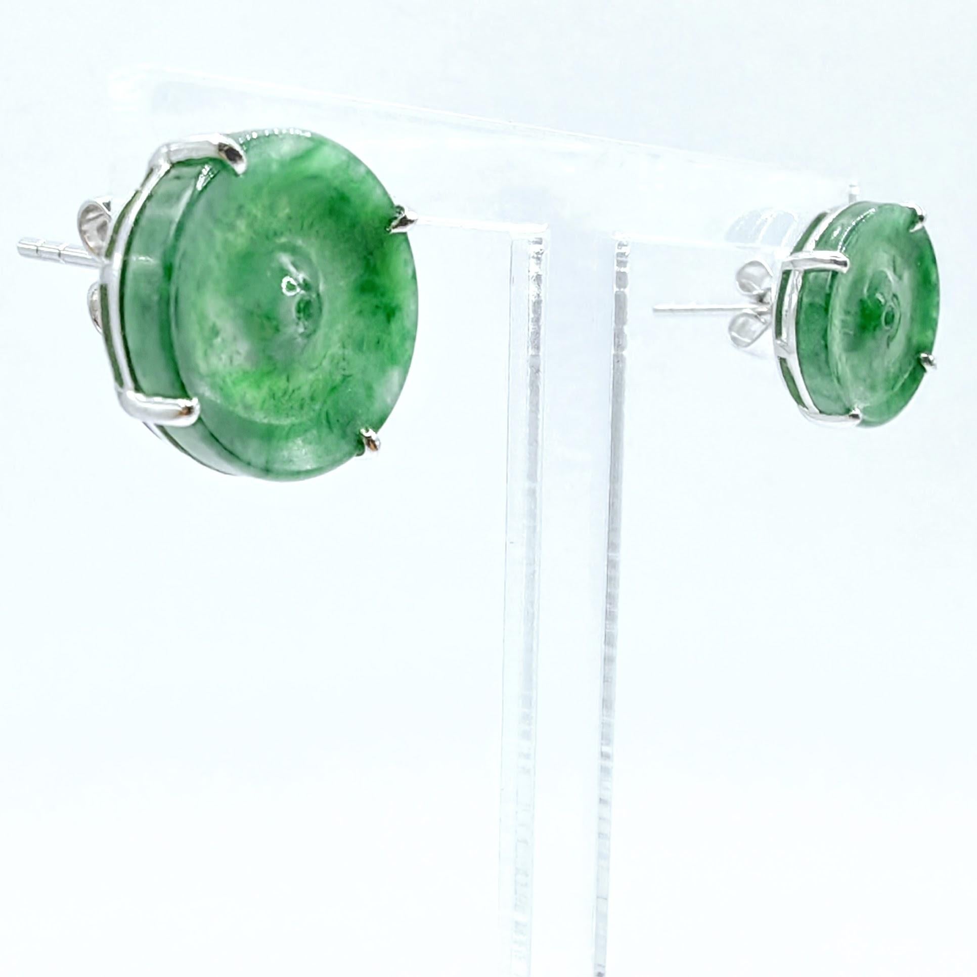Contemporaneo Orecchini con perno in giadeite birmana autentica, verde ghiaccio e ciambella di pace, in oro bianco 18 carati in vendita