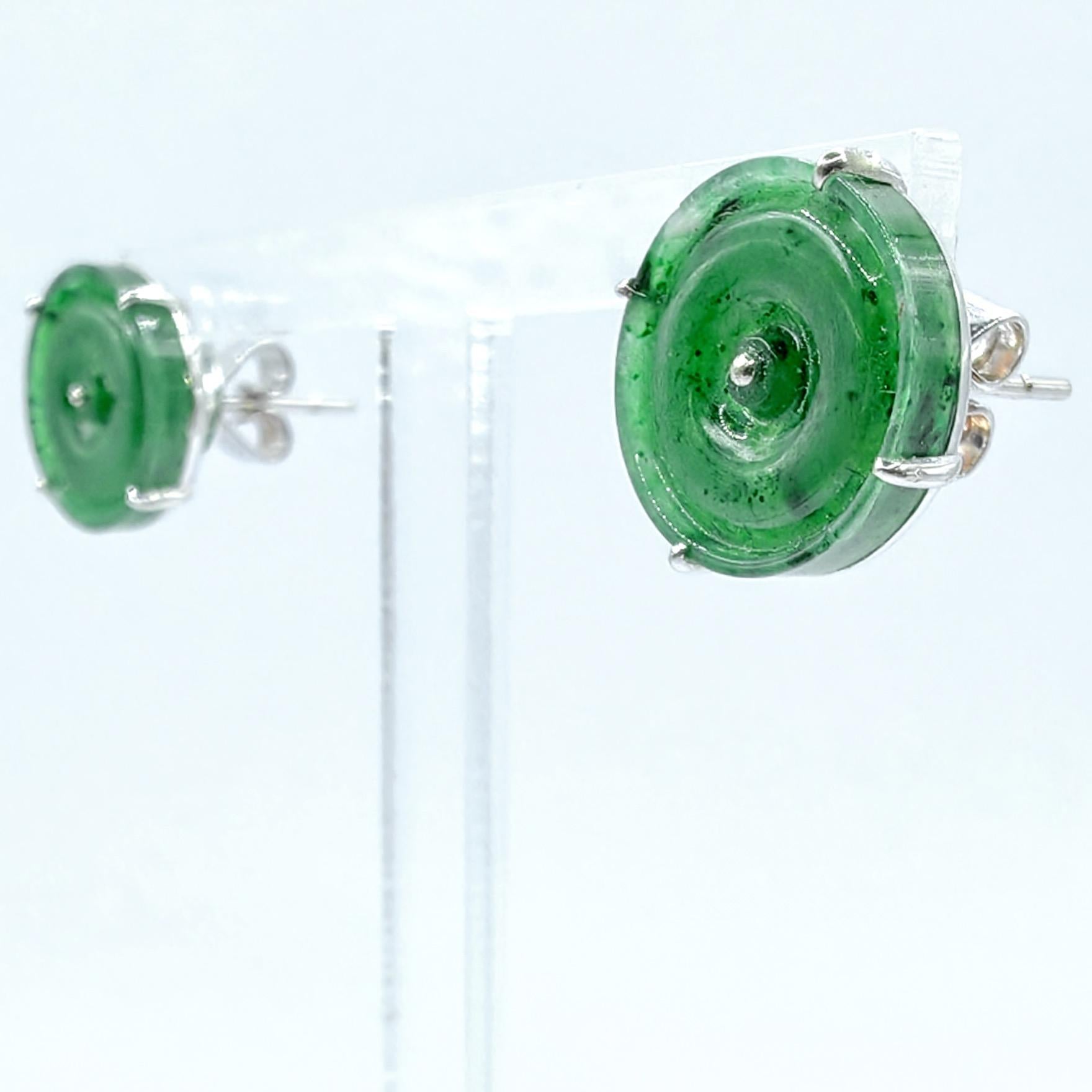 Taglio rotondo Orecchini con perno in giadeite birmana autentica, verde ghiaccio e ciambella di pace, in oro bianco 18 carati in vendita