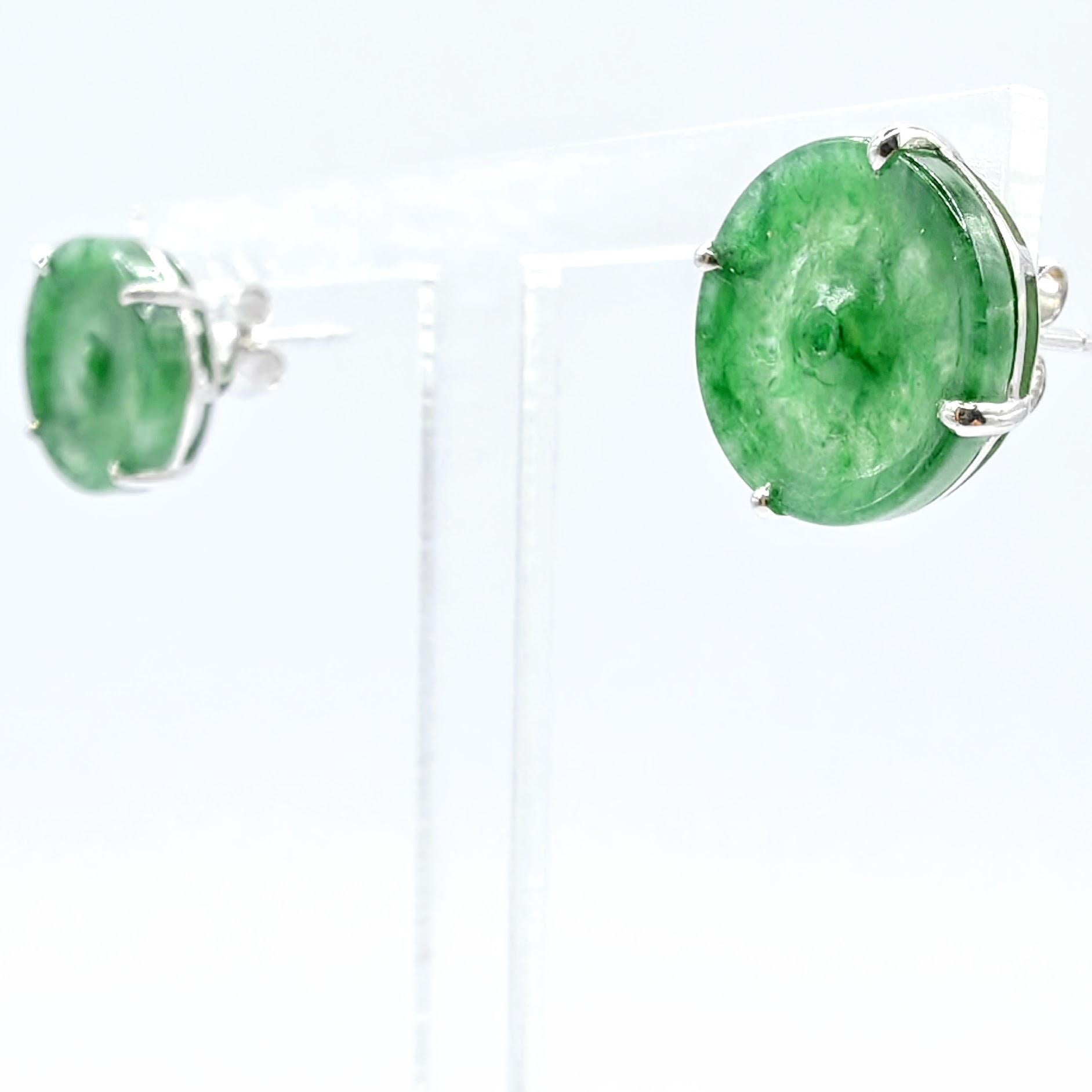 Taglio rotondo Orecchini con perno in giadeite birmana autentica, verde ghiaccio e ciambella di pace, in oro bianco 18 carati in vendita