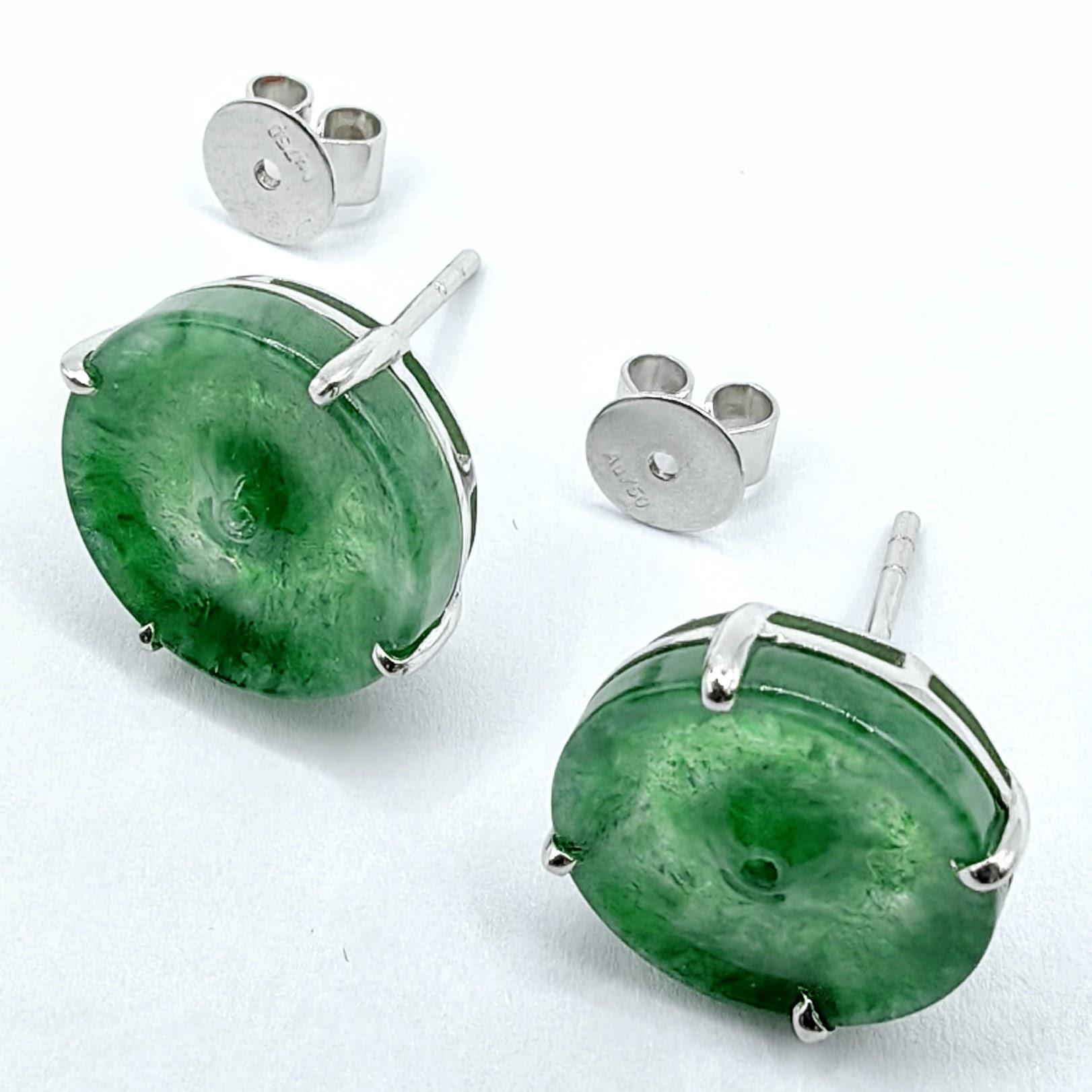 Orecchini con perno in giadeite birmana autentica, verde ghiaccio e ciambella di pace, in oro bianco 18 carati in vendita 2