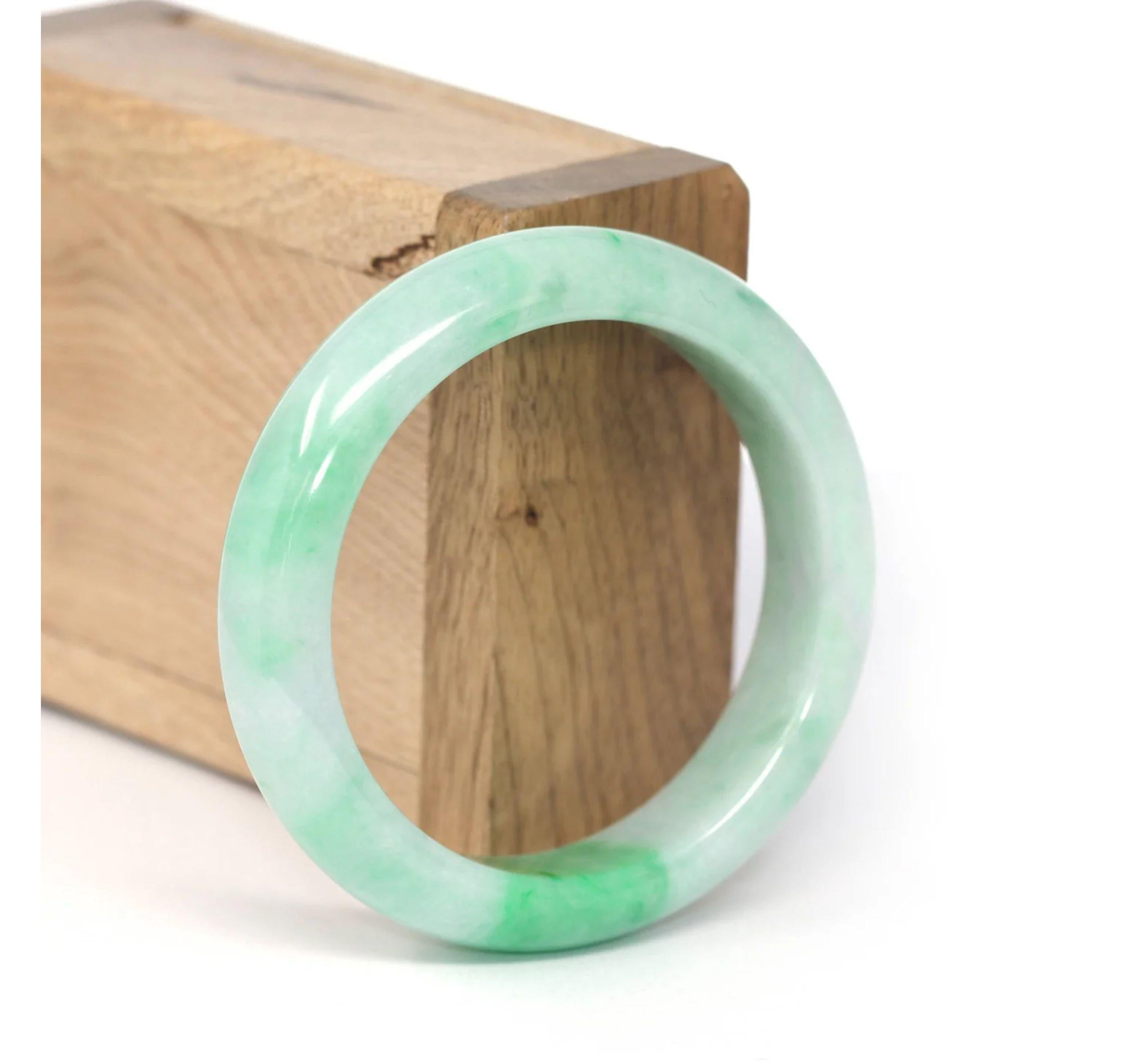 * DETAILS--- Echtes burmesisches Jadeit-Jade-Armband. Dieser Armreif ist aus echter burmesischer grüner Jadeit-Jade von sehr hoher Qualität gefertigt, die Jadetextur ist transparent und glatt. Die grüne Farbe ist wirklich eine faszinierende