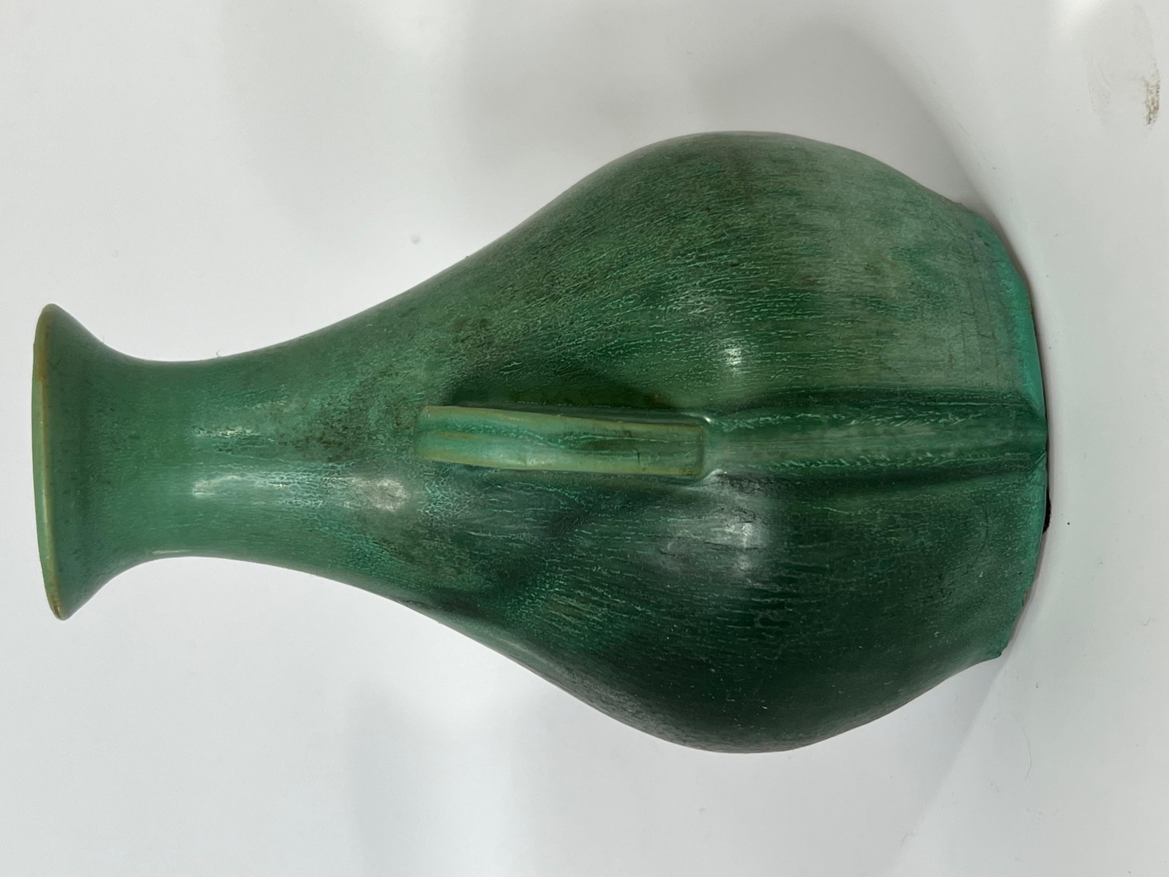 Américain Un véritable vase Bybee (tm) à poignée vert cristalline mat.