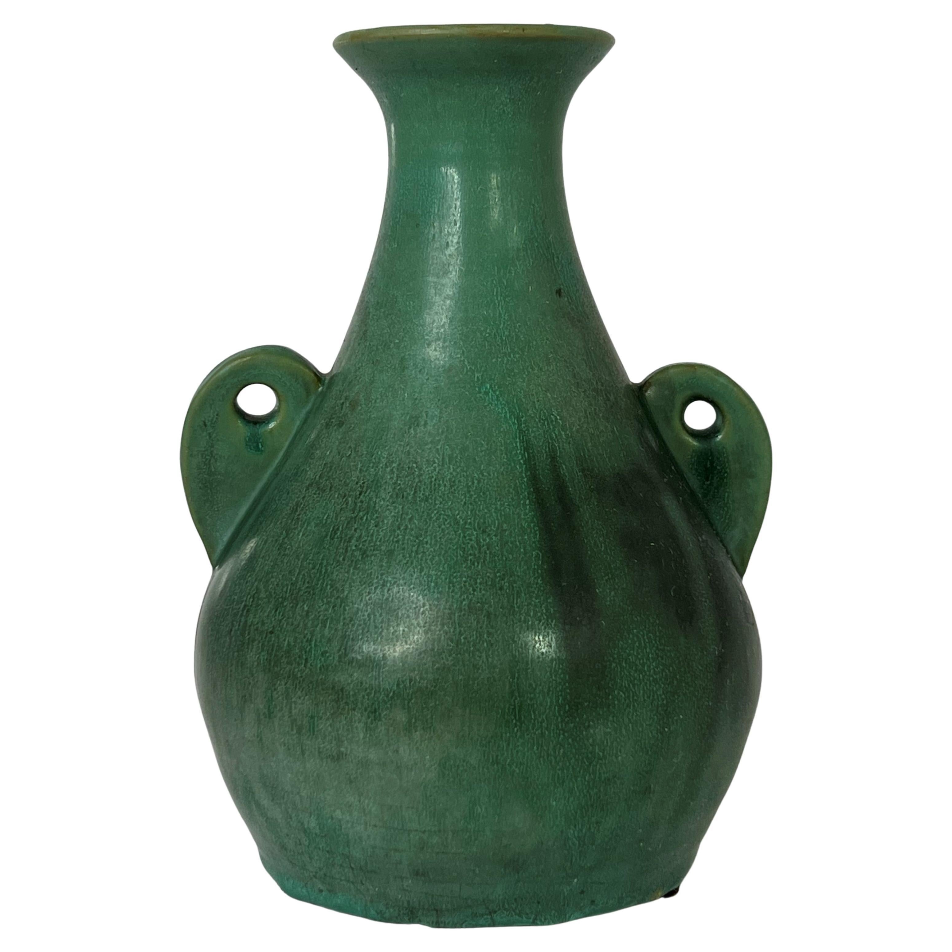 Un véritable vase Bybee (tm) à poignée vert cristalline mat.