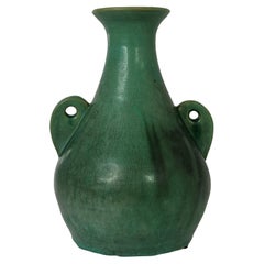 Un véritable vase Bybee (tm) à poignée vert cristalline mat.