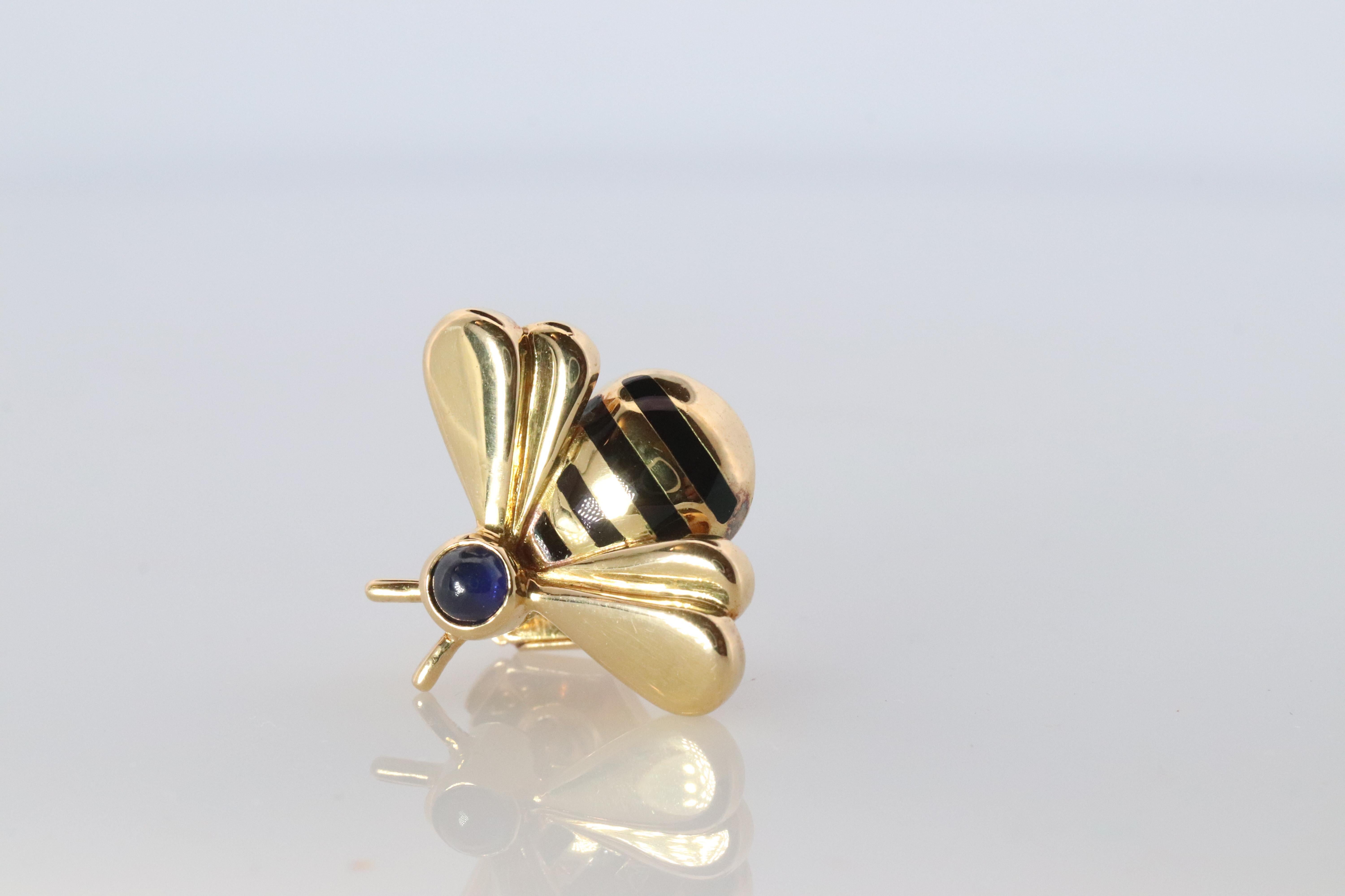 Moderno Spilla ape Cartier autentica. Spilla ape in oro giallo 18k con zaffiro. in vendita