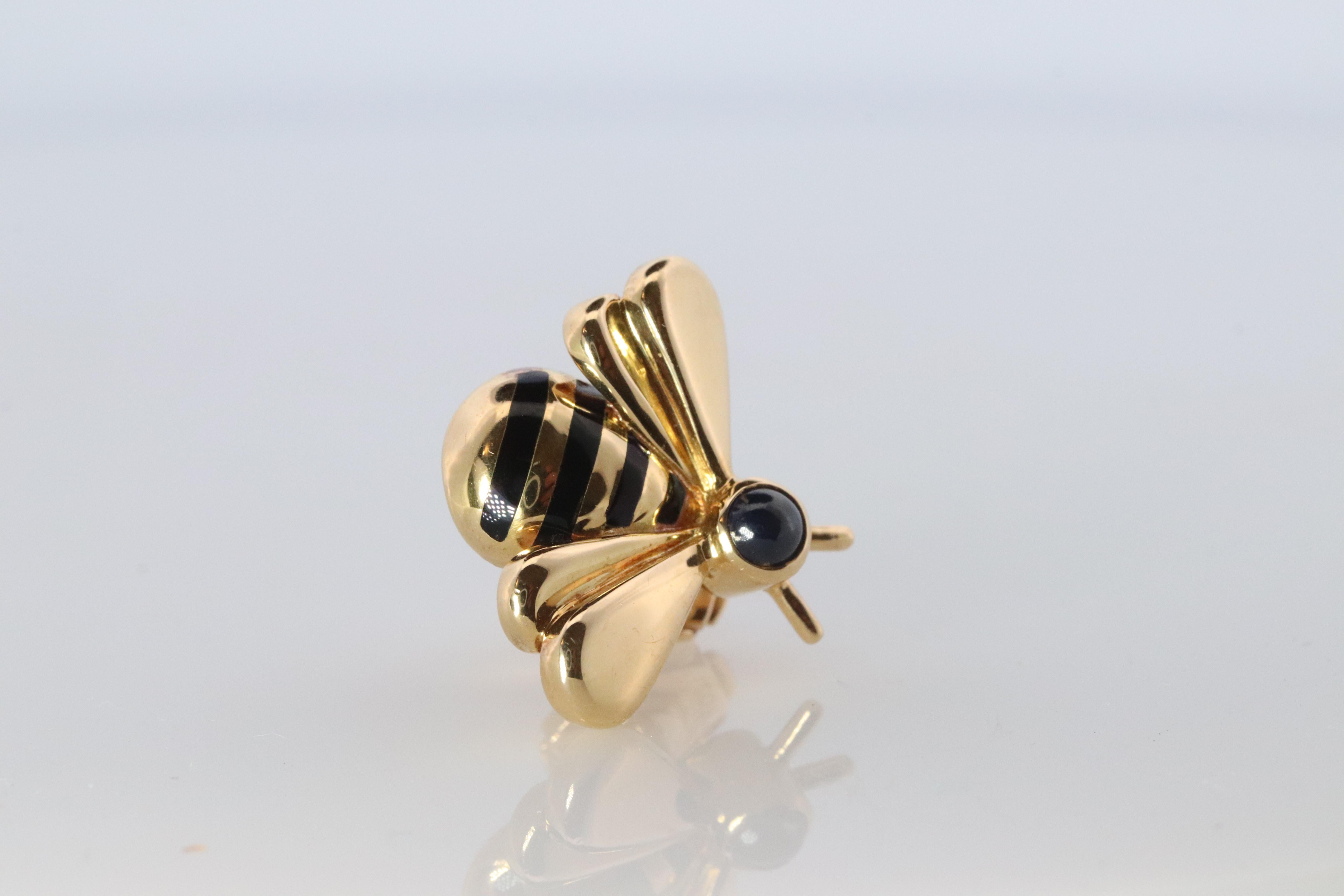 Cabochon Spilla ape Cartier autentica. Spilla ape in oro giallo 18k con zaffiro. in vendita