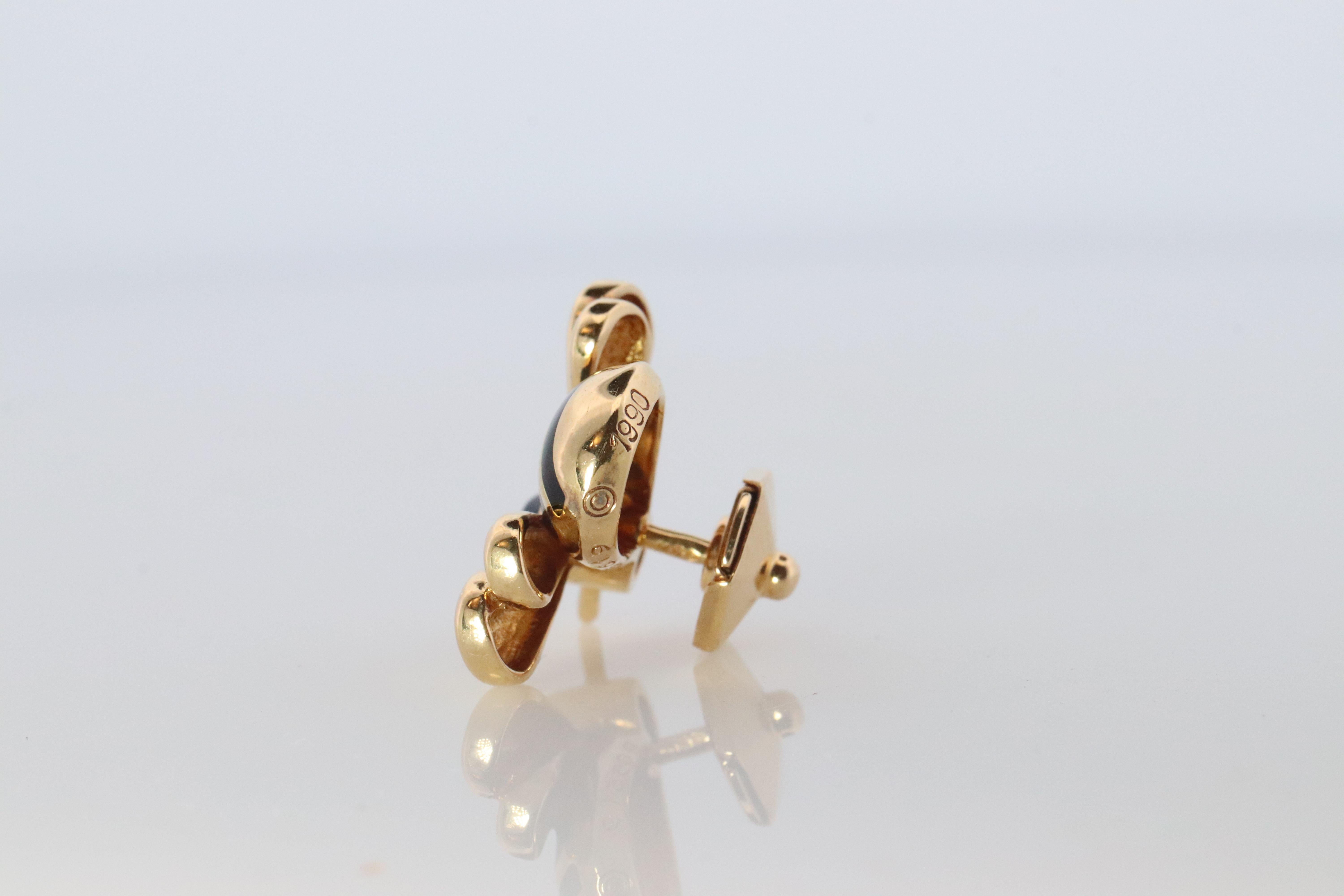 Spilla ape Cartier autentica. Spilla ape in oro giallo 18k con zaffiro. In condizioni buone in vendita a Port Charlotte, FL