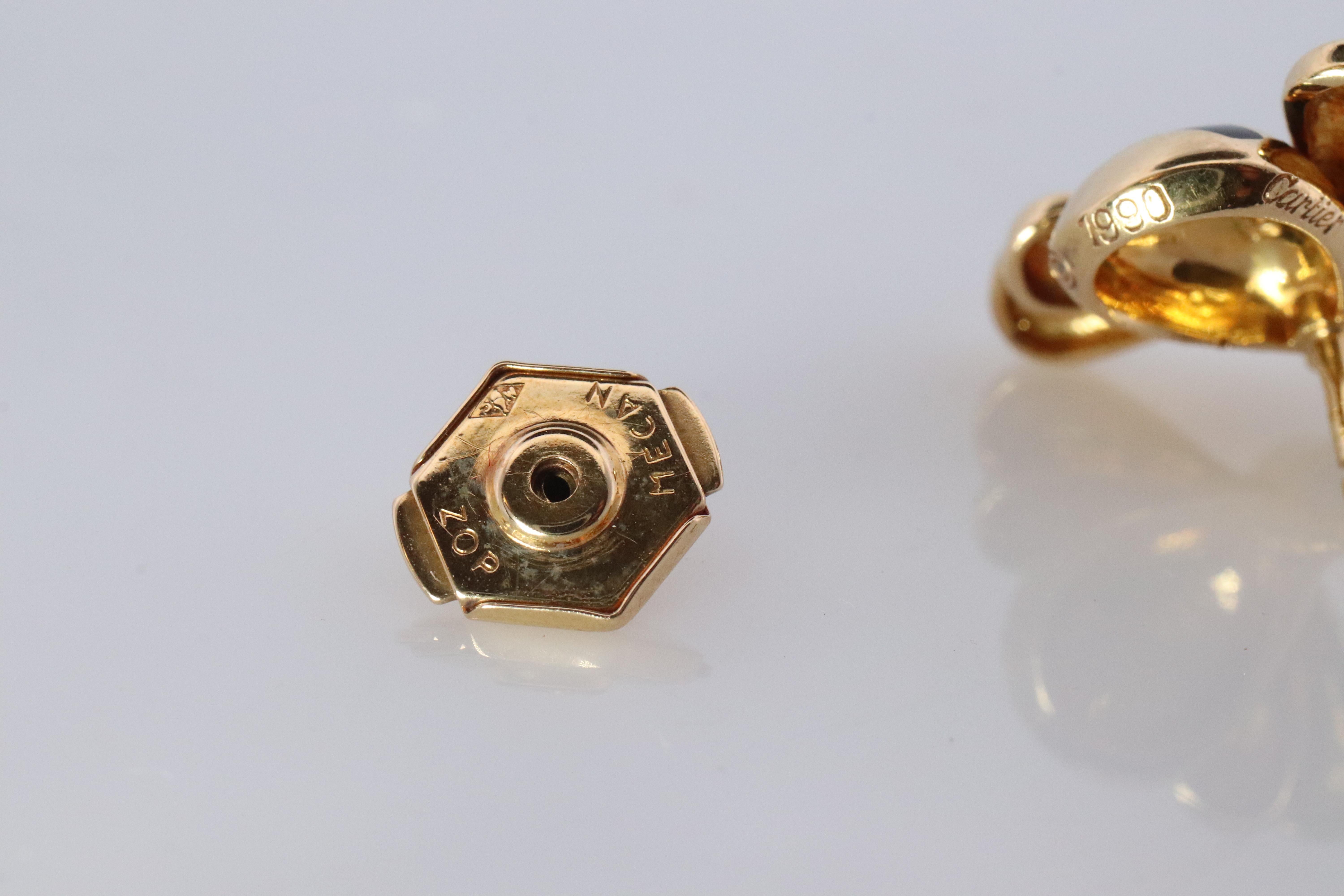 Donna Spilla ape Cartier autentica. Spilla ape in oro giallo 18k con zaffiro. in vendita