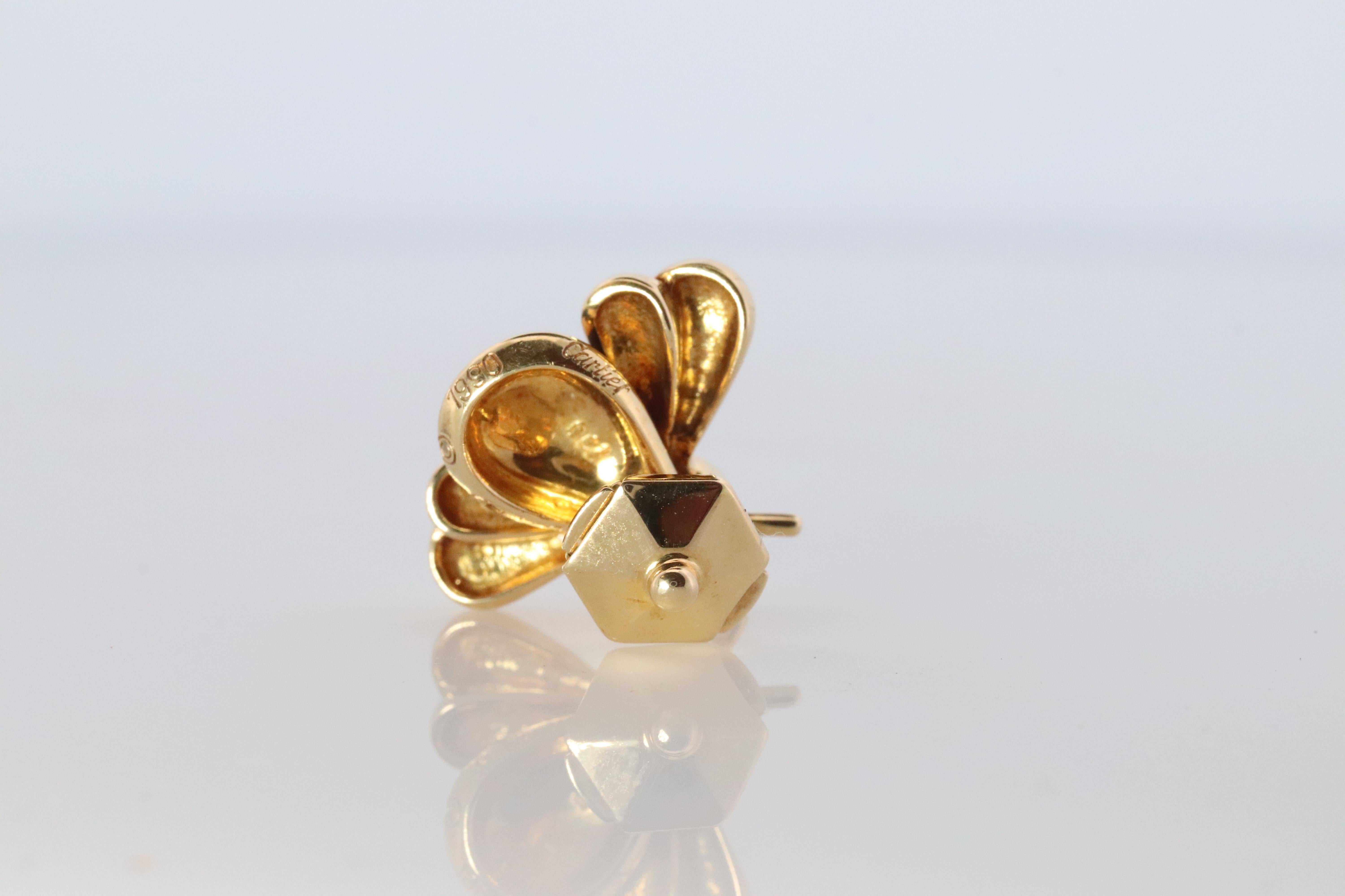 Spilla ape Cartier autentica. Spilla ape in oro giallo 18k con zaffiro. in vendita 1