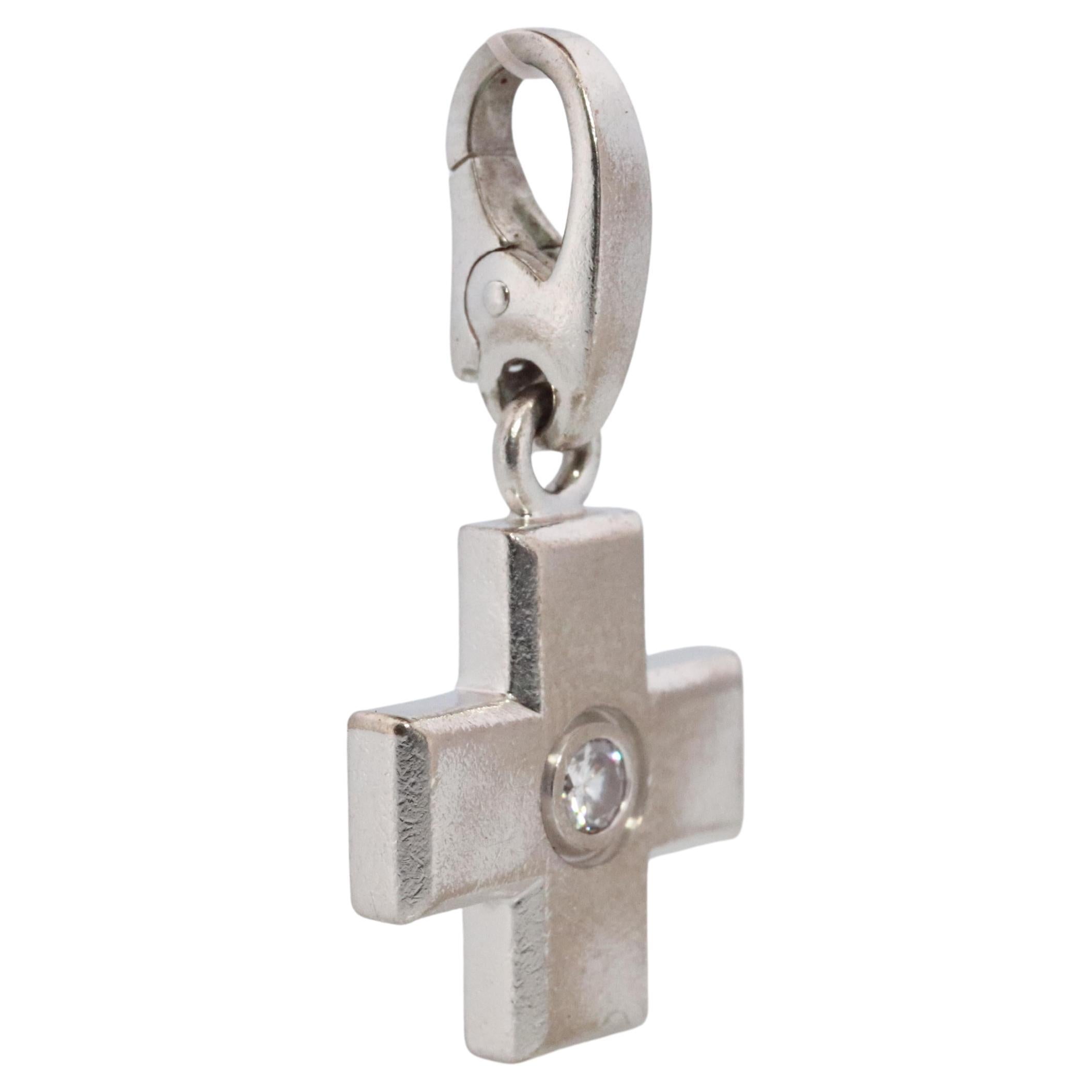 Ciondolo a croce autentico di Cartier. Ciondolo a forma di crocifisso solitario con diamante in oro bianco 18 carati