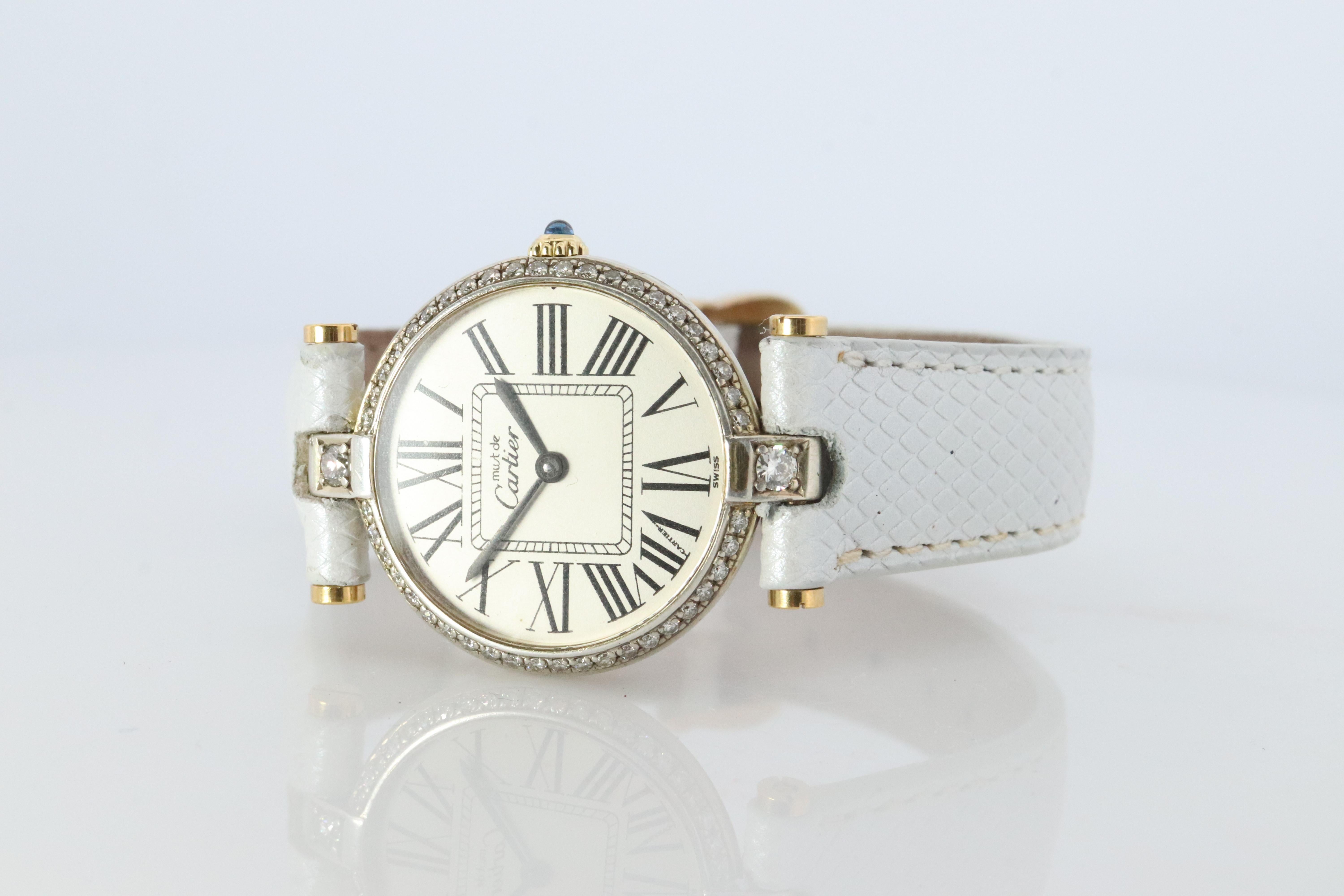 Reloj Cartier Vendome auténtico.

RARO Bisel engastado con diamantes
ref. 117266

Vintage Must de Cartier Vendome

Rara esfera blanca con números romanos cuadrados

Corona con cabujón de zafiro. Bisel engastado con diamantes y asas engastadas con