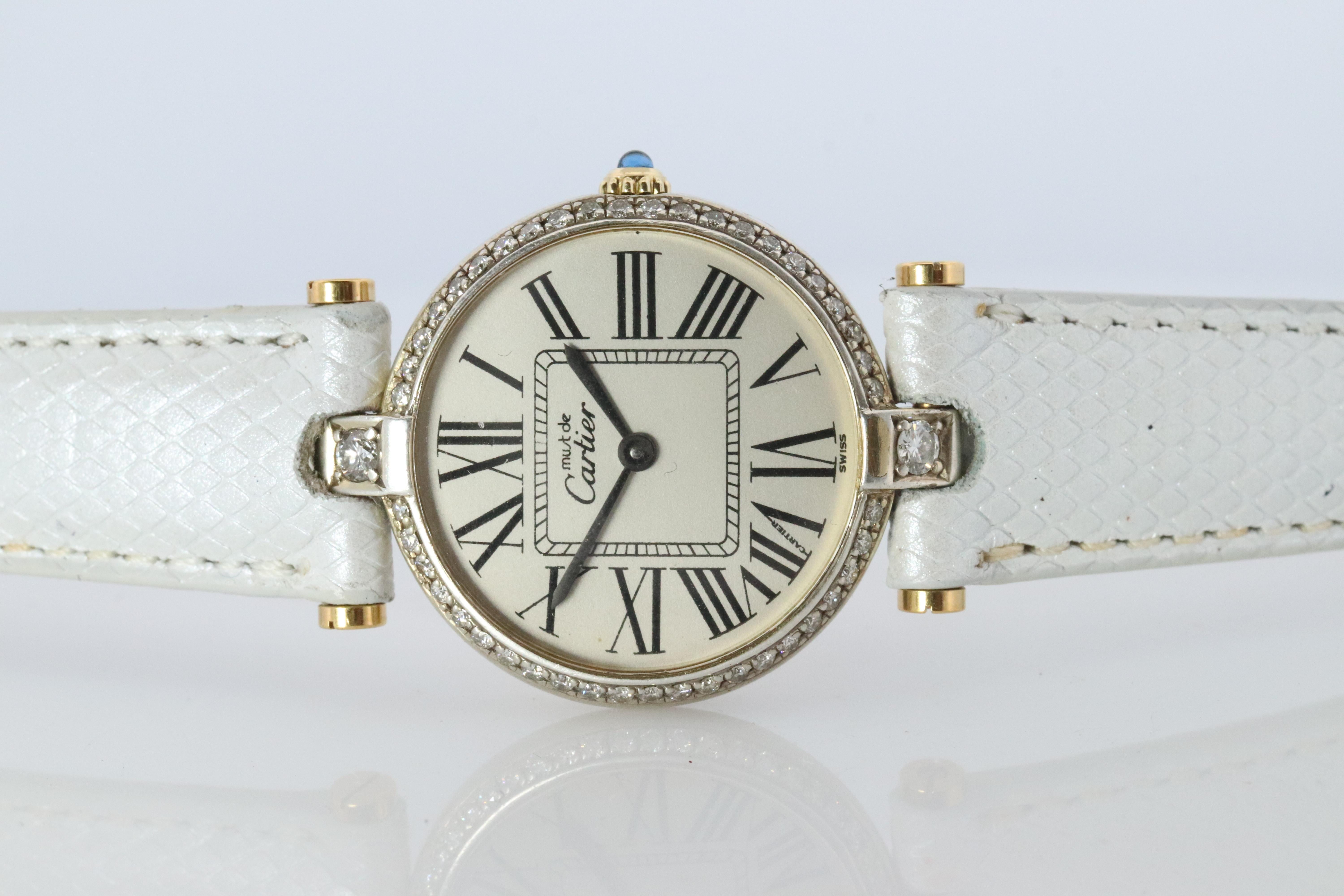 Reloj de diamantes Cartier auténtico. Must de Cartier Vendome Esfera Redonda Argentina Romana Cabujón en venta