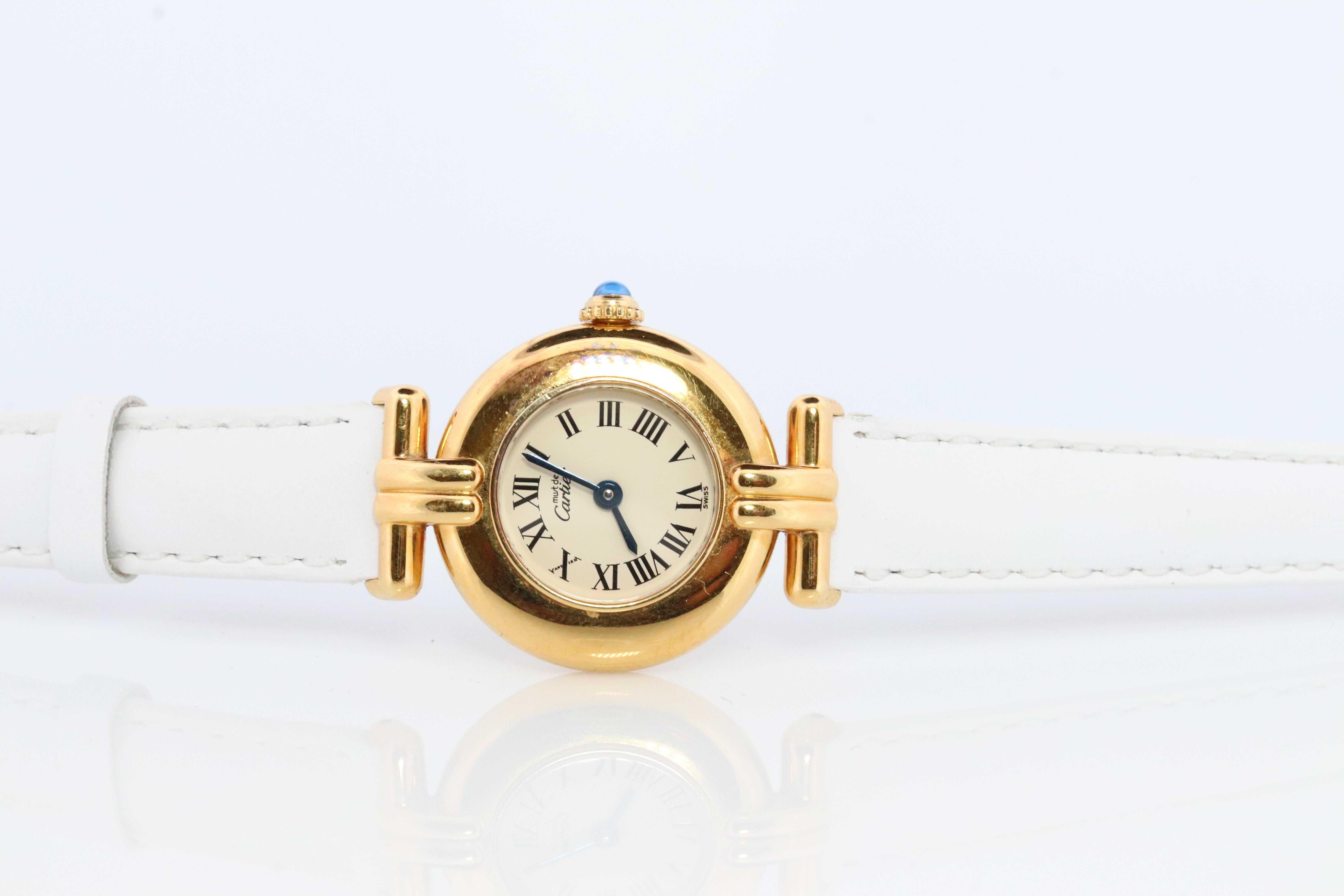 Echte Cartier Uhr.

Vintage Must de Cartier Colisee 59002

Weißes Gesicht.

Zustand: Kommt mit Original Etui. Einige altersbedingte Kratzer und normale Abnutzung.

Neue Batterie installiert.
Neues weißes Lederband.

Einzelheiten:
Neue Batterie