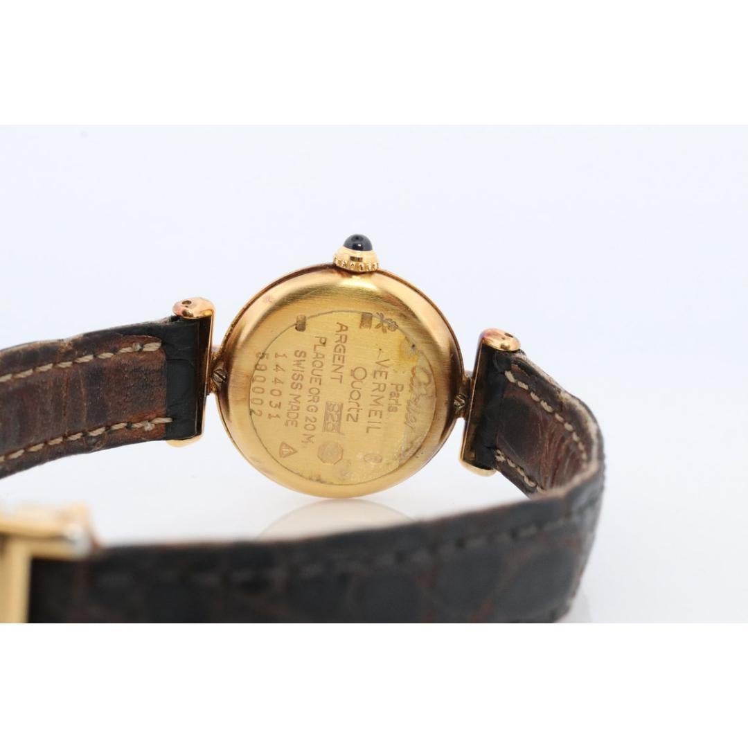 Vintage from the 1990s
Band Material: Leather, Silver
Materials: Silver
Power: Battery

Readout: Analog

Genuine Cartier watch.

Vintage Must de Cartier Colisee

Trinity Tricolor Face

Condition: Comes with Original case and Buckle. Several