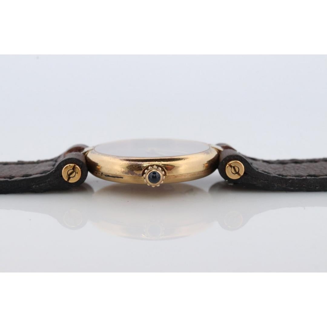 Vintage By aus den 1990er Jahren
MATERIAL des Bandes: Leder, Silber
MATERIALIEN: Silber
Stromversorgung: Batterie

Ablesung: Analog

Echte Cartier Uhr.

Vintage Must de Cartier Vendome

Braunes Gesicht

Zustand: Kommt mit Original Cartier Fall.