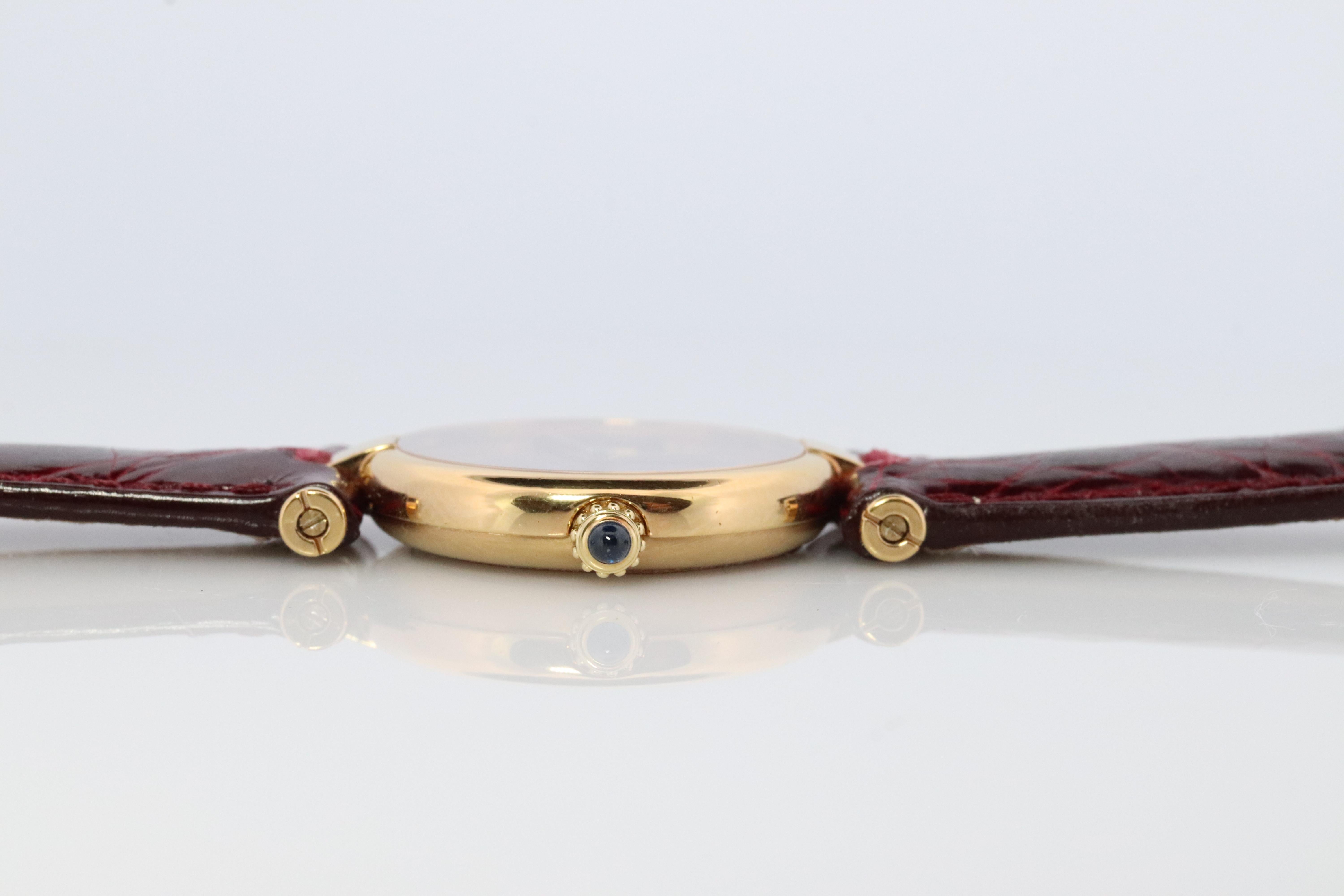 Echte Cartier Uhr.

Vintage Must de Cartier Vendome

Seltenes burgundfarbenes Zifferblatt.

Saphir-Cabochon-Krone.

Zustand: Kommt mit Cartier Fall. Die Abnutzung entspricht dem Alter. Neues burgunderfarbenes Echtlederband.


Uhrwerk frisch