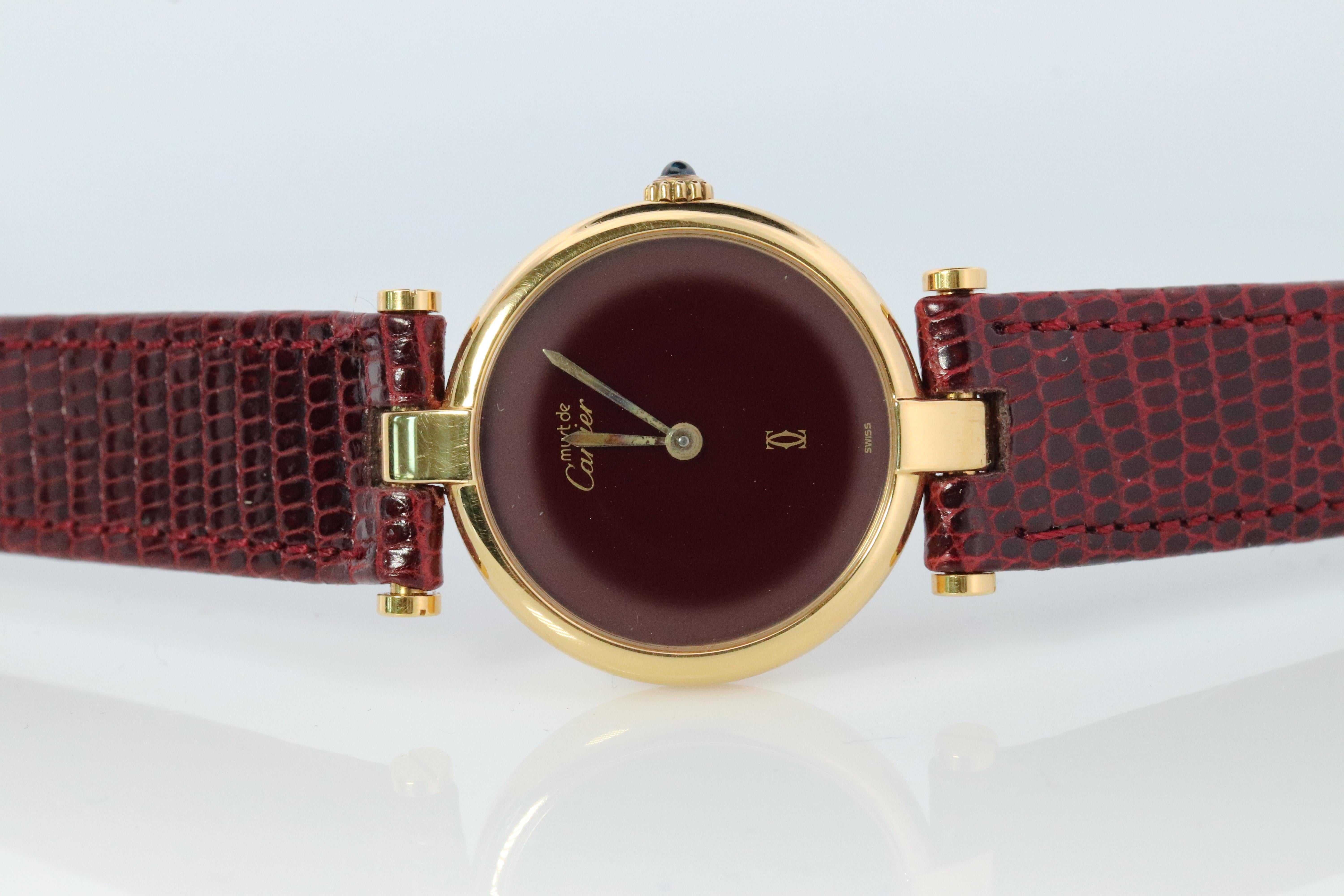 Echte Cartier Uhr.

Vintage Must de Cartier Vendome

Seltenes burgundfarbenes Zifferblatt.

Saphir-Cabochon-Krone.

Zustand: Kommt mit Cartier Fall. Die Abnutzung entspricht dem Alter. Neues burgunderfarbenes GUCCI-Echtlederband.


Uhrwerk frisch