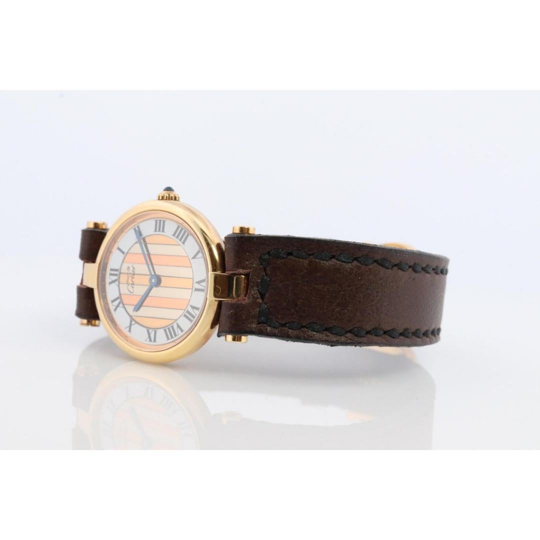 Vintage By aus den 1990er Jahren
MATERIALIEN: Saphir, Sterling Silber, Vermeil
Stil: Mitte des Jahrhunderts

Echte Cartier Uhr.

Vintage Must de Cartier Vendo