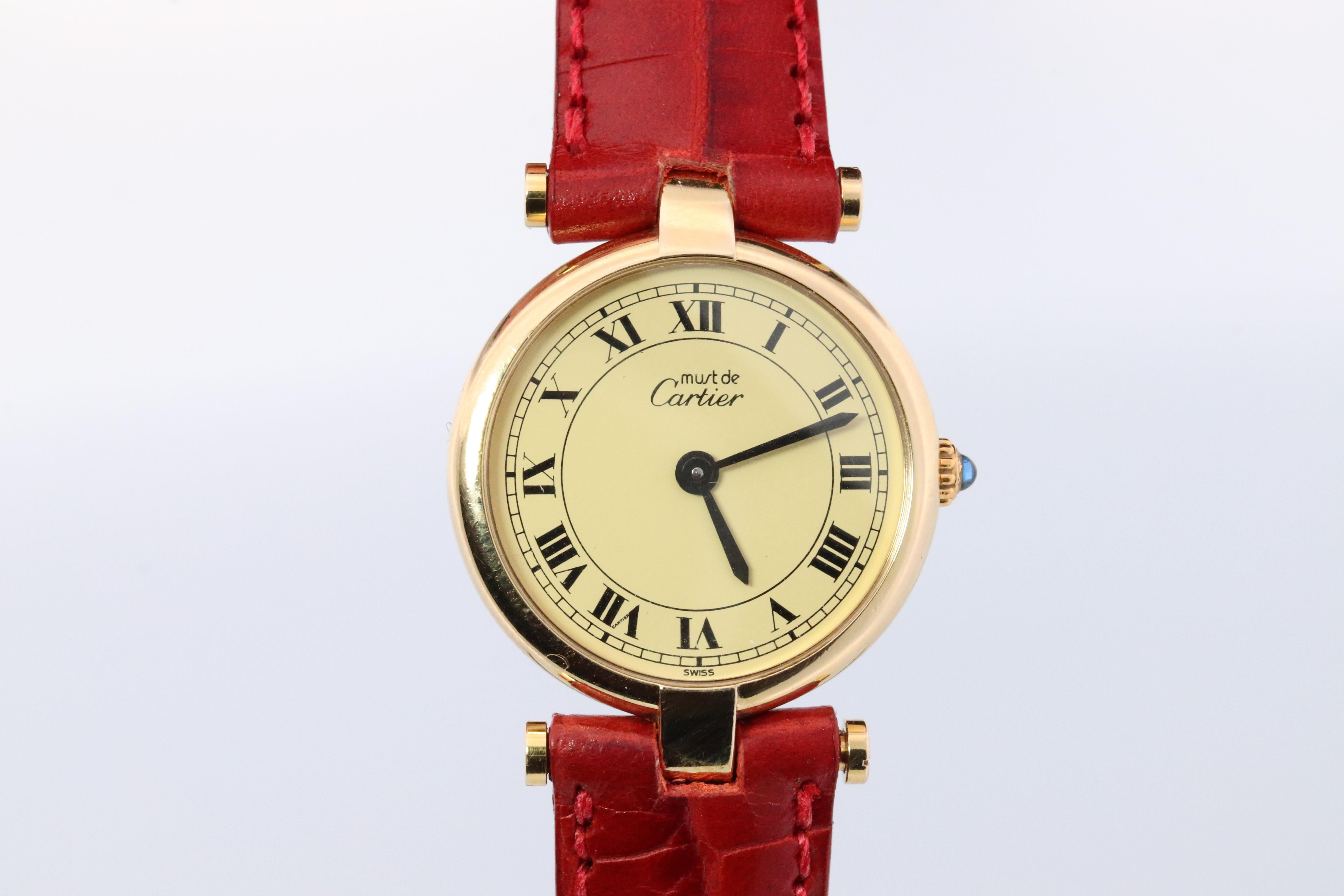 Echte Cartier Uhr.

Vintage Must de Cartier Vendome

Seltene Creme Zifferblatt.

Saphir-Cabochon-Krone.

Zustand: Kommt mit Cartier Fall. Die Abnutzung entspricht dem Alter. Neues rotes Echtlederband.


Neue Batterie installiert.

Einzelheiten:
24mm
