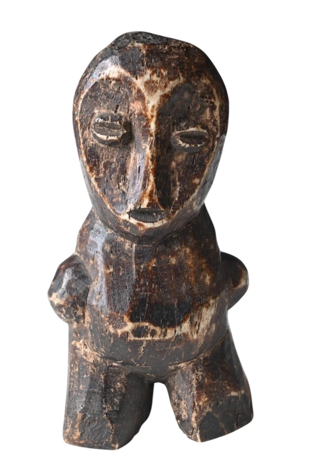 Eine echte Statue vom Stamm der Lega  DR Kongo  in Knochen gemeißelt
Stammes mit Spuren und gealterter Stammespatina
Höhe 10 cm
Das Volk der Lega (oder Warega) ist eine ethnische Gruppe der Bantu in der Demokratischen Republik Kongo. 

