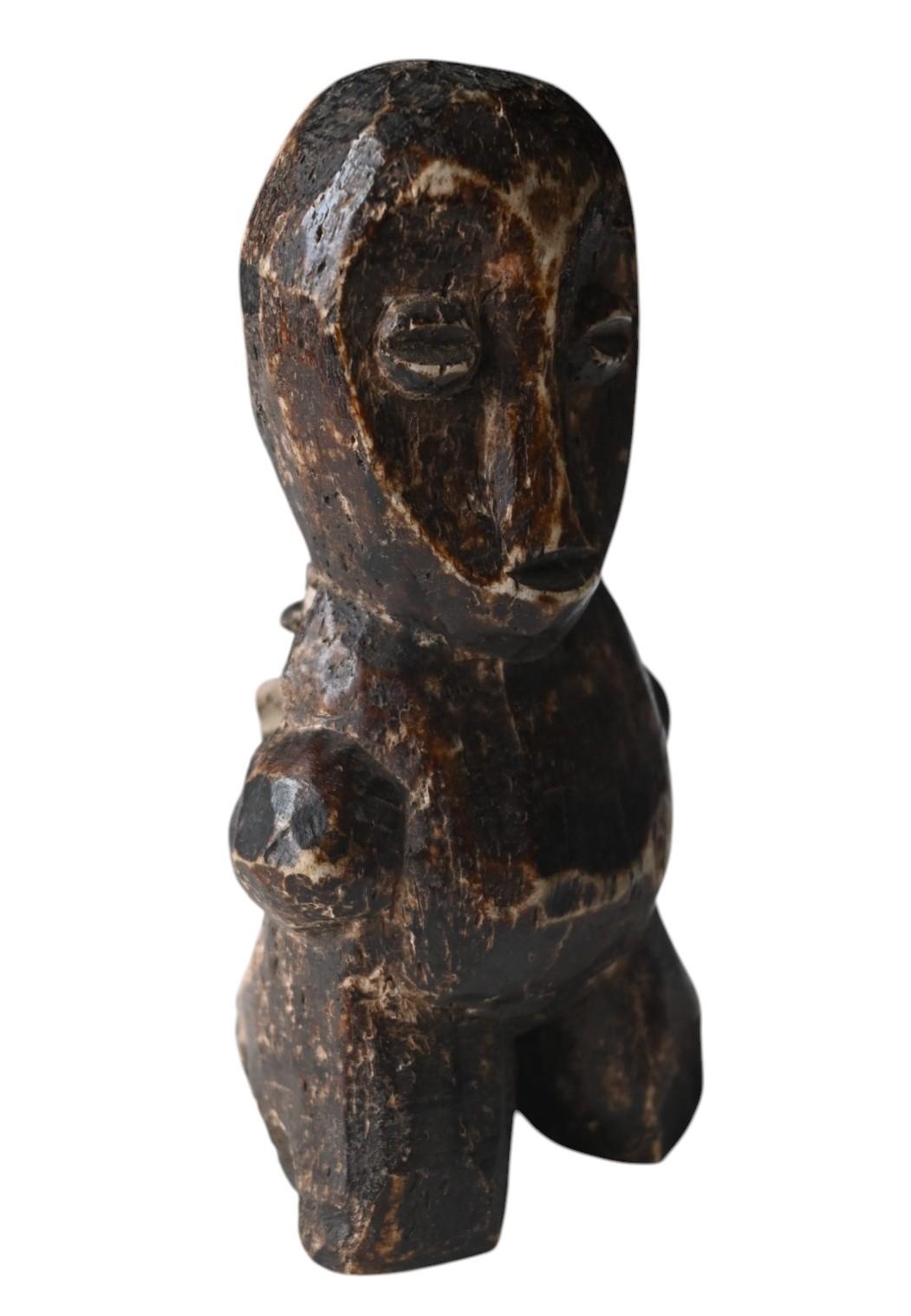 Echte geschnitzte Knochen  Statue des Lega-Stammes, DR Kongo, Anfang 1900 (Stammeskunst) im Angebot