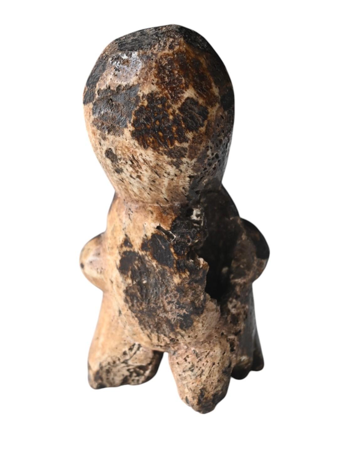 Echte geschnitzte Knochen  Statue des Lega-Stammes, DR Kongo, Anfang 1900 (Kongolesisch) im Angebot