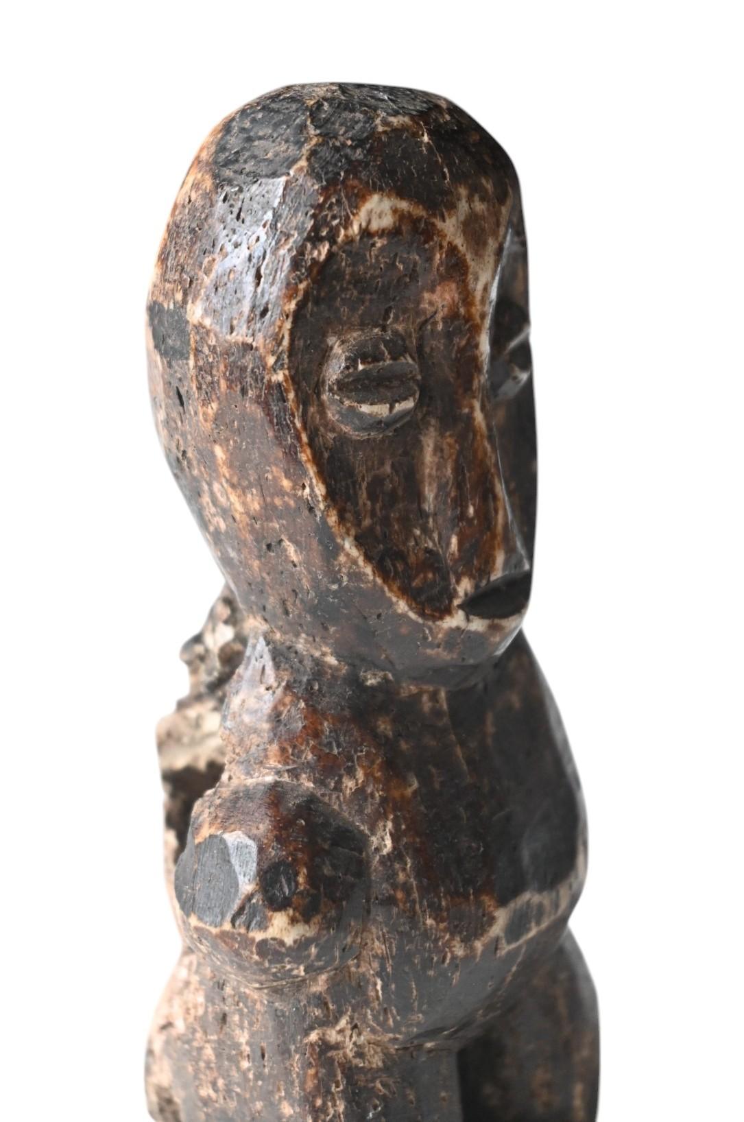 Echte geschnitzte Knochen  Statue des Lega-Stammes, DR Kongo, Anfang 1900 (Handgeschnitzt) im Angebot