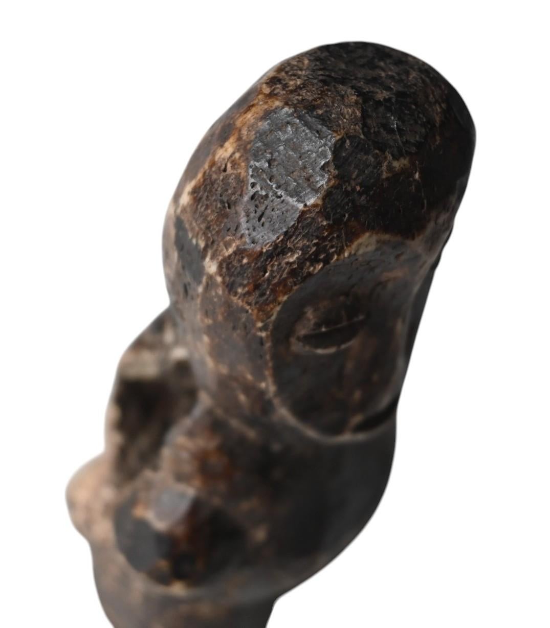 Echte geschnitzte Knochen  Statue des Lega-Stammes, DR Kongo, Anfang 1900 im Zustand „Gut“ im Angebot in Bilzen, BE