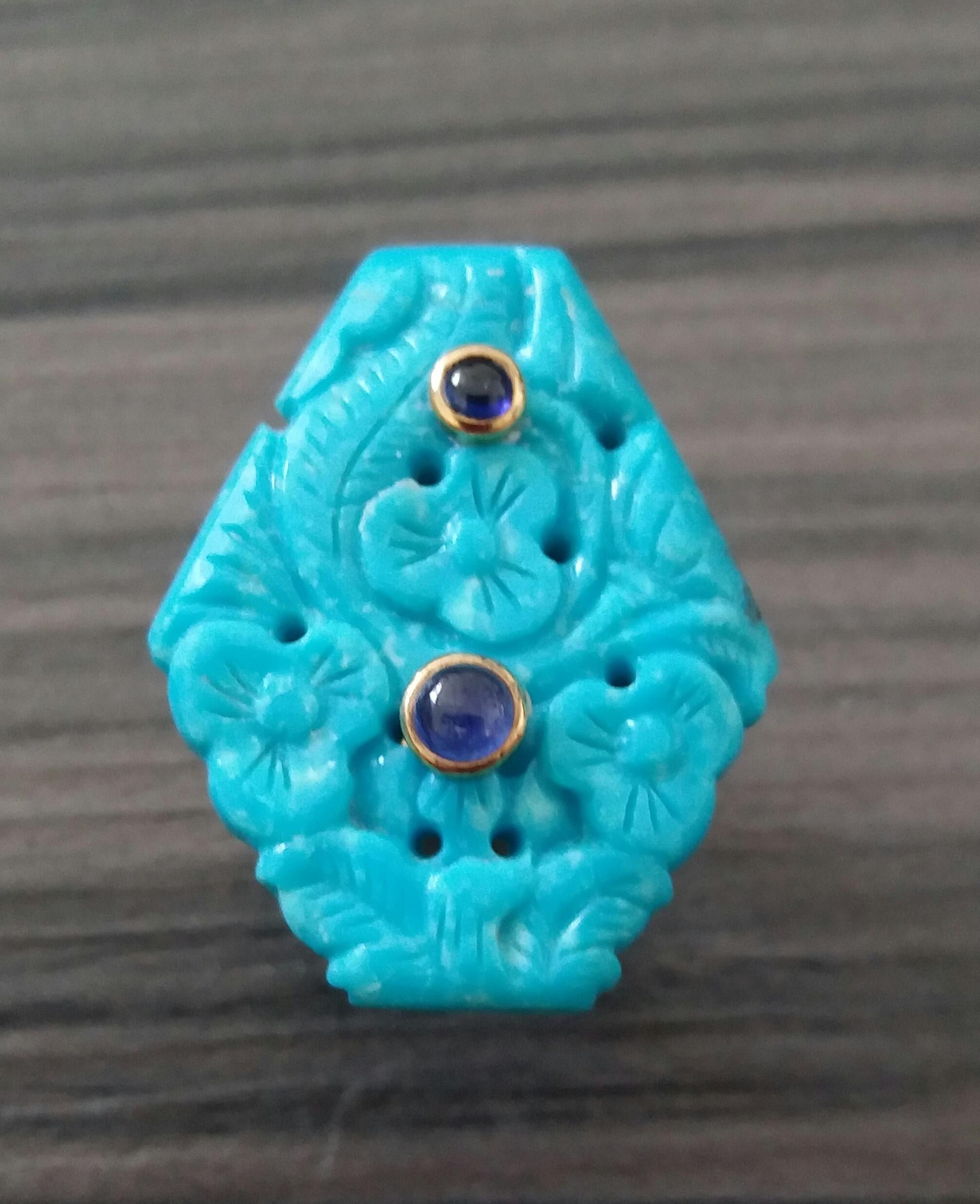 Une turquoise irrégulière de forme exagonale mesurant  26 x 33 mm.  et 6 mm d'épaisseur avec  2 petits cabochons ronds en saphir bleu sertis en or 14 Kt  est monté au sommet d'une tige en or jaune 14 Kt.
En 1978, notre atelier a démarré en Italie