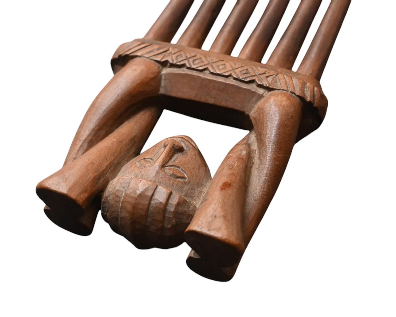 XX secolo Autentico pettine in legno intagliato della costa d'avorio della tribù Baule / Baule Tribe, inizio 1900 in vendita