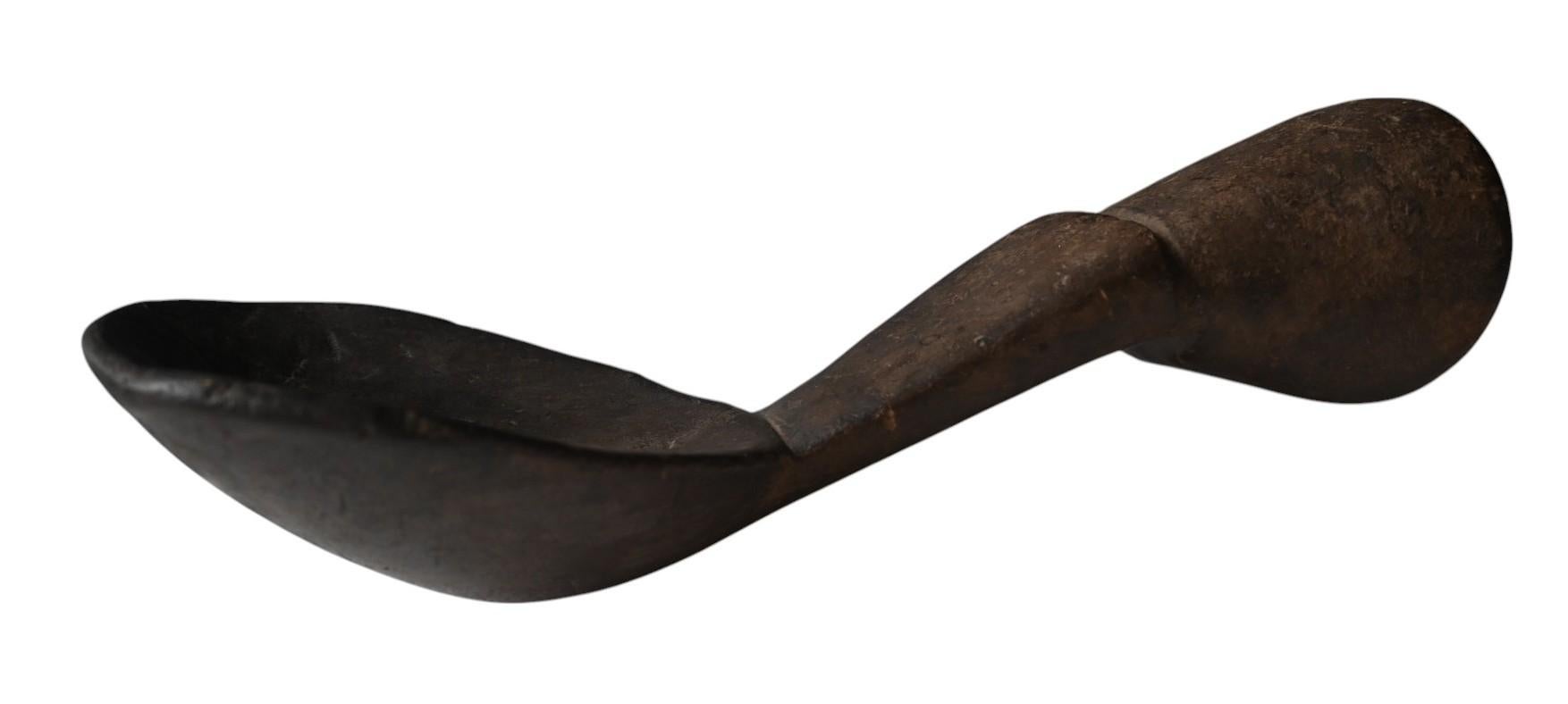 Authentique cuillère en bois du peuple Kulango de Côte d'Ivoire, datant du début du 20e siècle.
Ces cuillères sont également utilisées comme pilon.
Ces cuillères seraient également originaires du peuple Ashanti, mais la plupart des gens les
