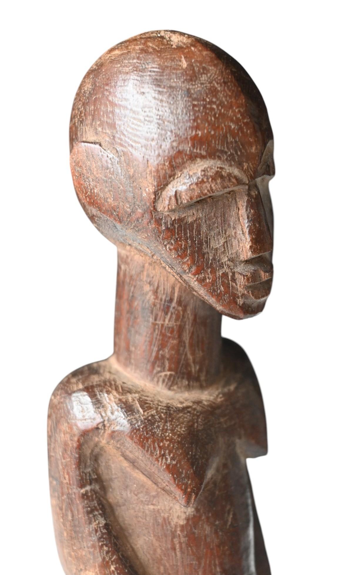 Genuine carved wooden statue from the Lobi tribe, Ghana Burkina Faso, early 1900 In Good Condition For Sale In Bilzen, BE