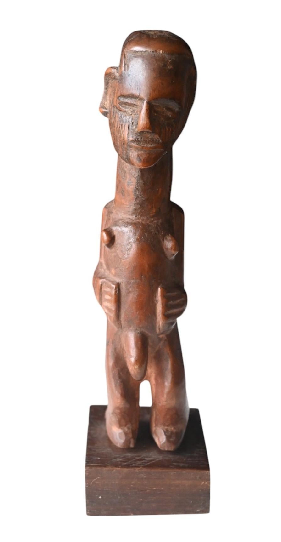 Véritable statue en bois sculpté de la tribu Teke (Bateke) RD Congo 
Début 1900
Riche patine d'usage tribale vieillie
monté sur une base en bois
Hauteur totale 18,5 cm, hauteur de la figure 16,3 cm, base 5 x 5,1 cm