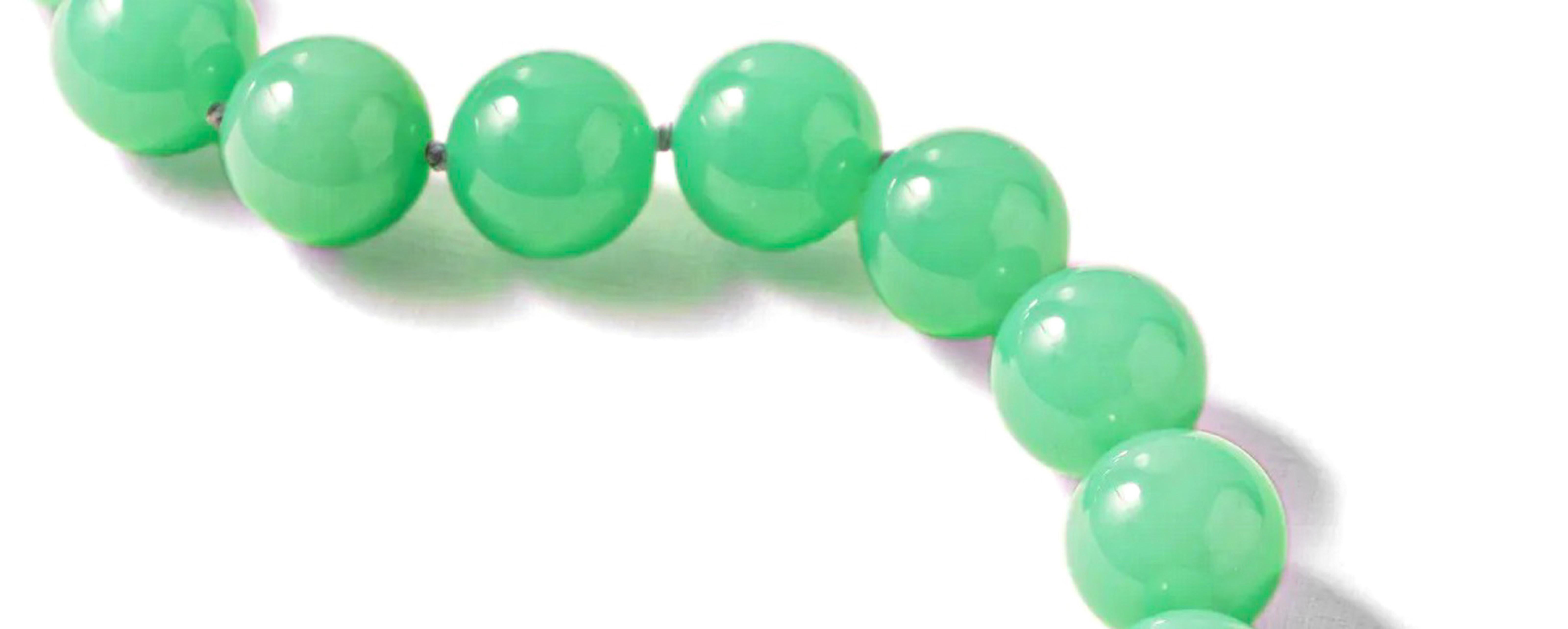 Descubre la exquisita belleza de este raro Collar de Cuentas de Crisoprasa Verde Manzana. Hecha a mano con impresionantes Turquesas de la Bella Durmiente. El cierre de oro macizo de 14 quilates añade un toque de elegancia a esta pieza